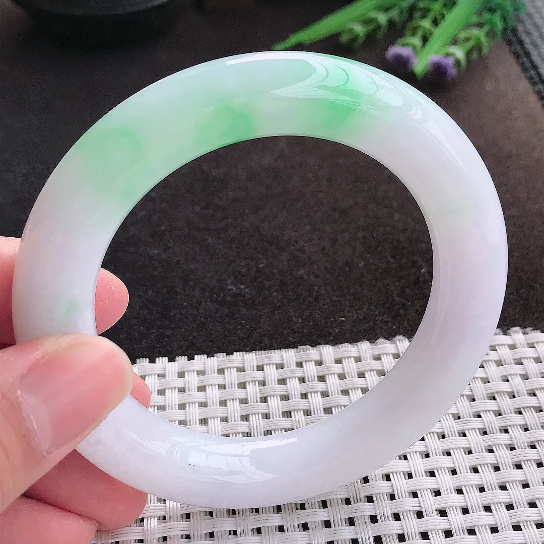 实拍A货翡翠56.5/12.2老坑精美冰润飘绿胖圆条手镯翡翠玉镯子