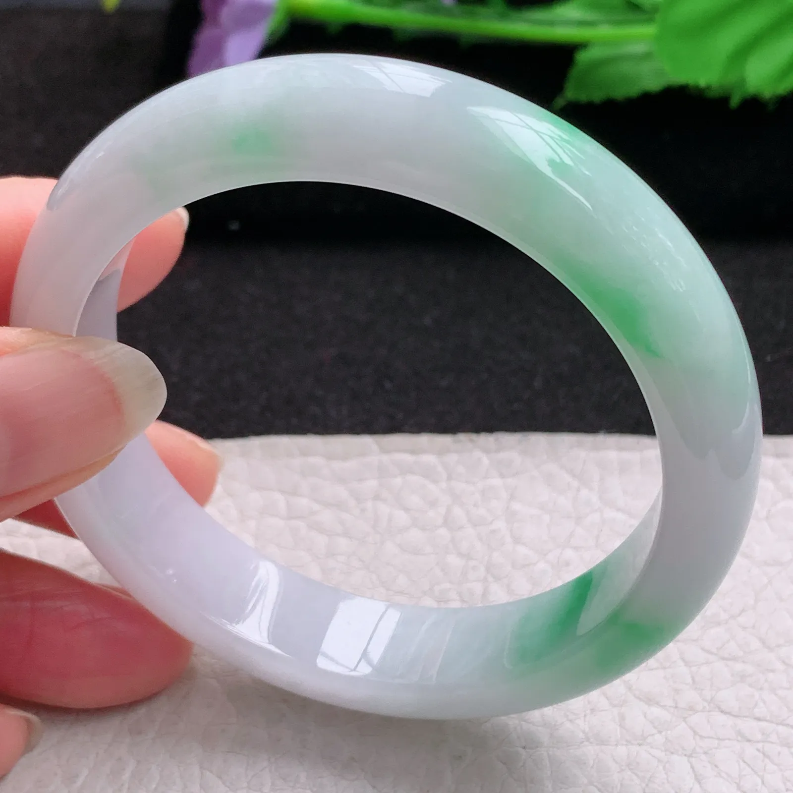 yh实拍56.5*13*8.3平安镯 缅甸翡翠a货精美白底青宽边玉手镯 玉手环