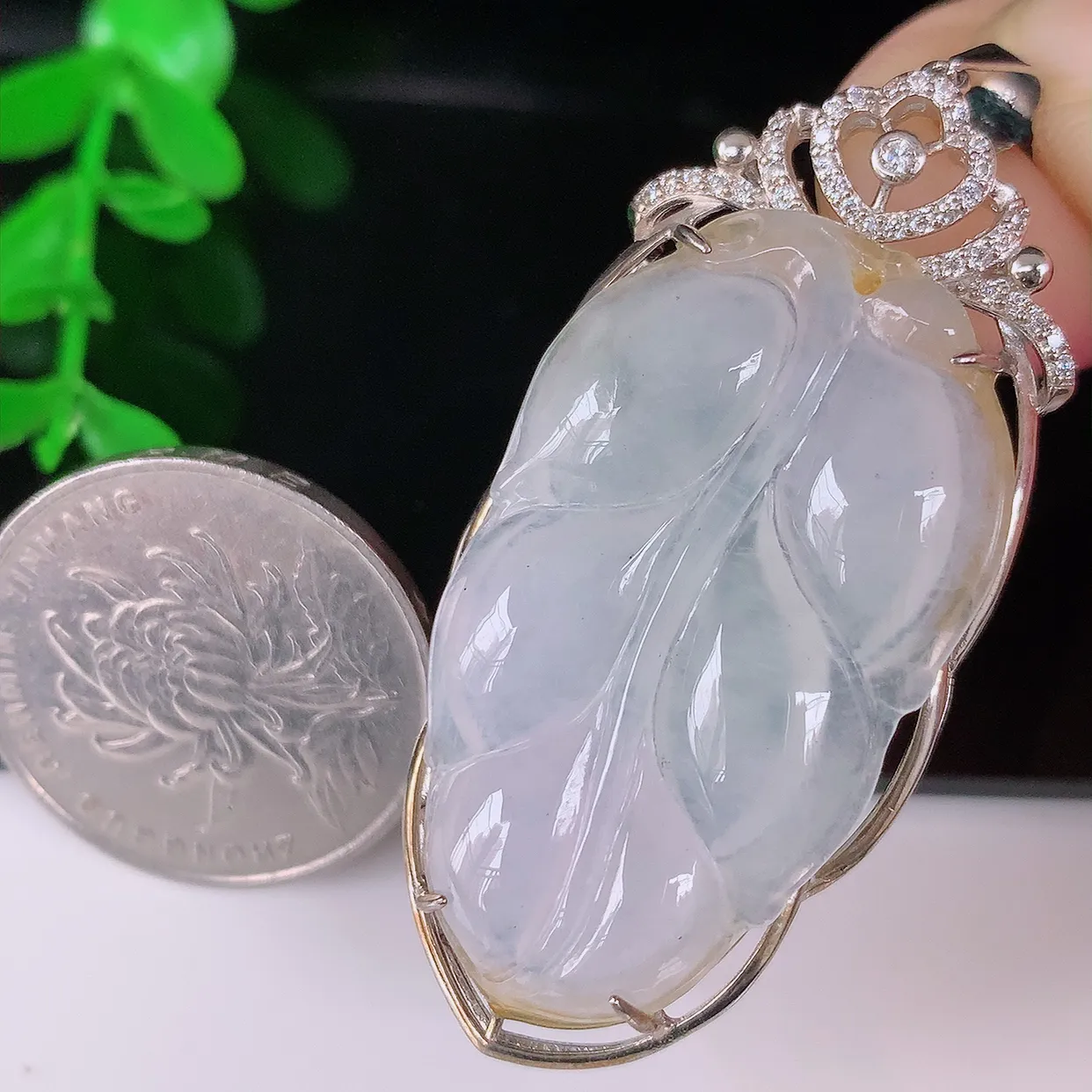 冰种翡翠叶子925银镶嵌吊坠，自然光实拍，翠色灵动，颜色漂亮，种老水足，品相佳，佩戴佳品！#169.3整体52.5*22.5*7.5裸石37-21