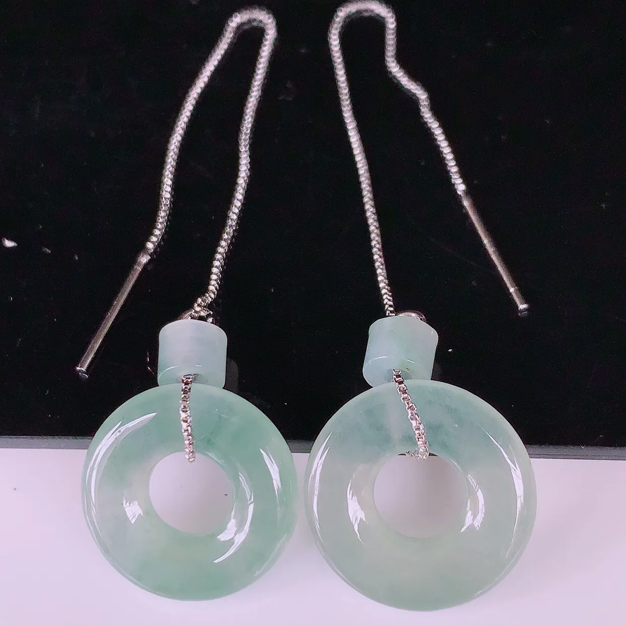 自然光实拍，冰种翡翠一对平安扣耳坠，翠色灵动，玉质细腻，颜色漂亮，品相佳，佩戴佳品！配银线 #160