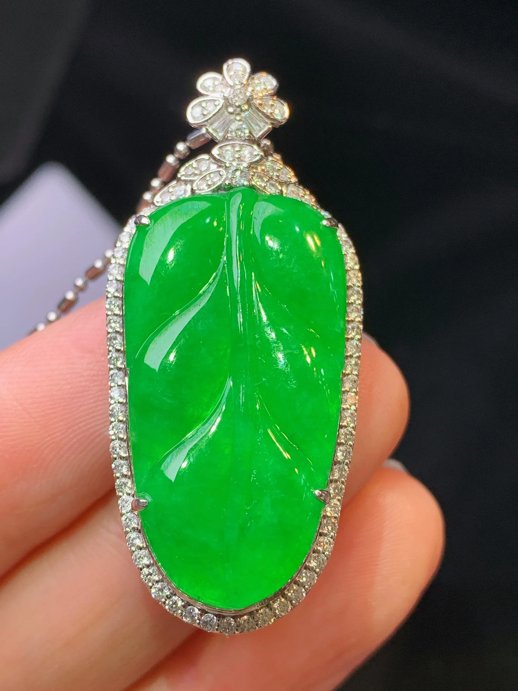 18金钻镶嵌翠绿树叶吊坠 玉质细腻 色泽清新艳丽 整体尺寸42.6*19*10.2