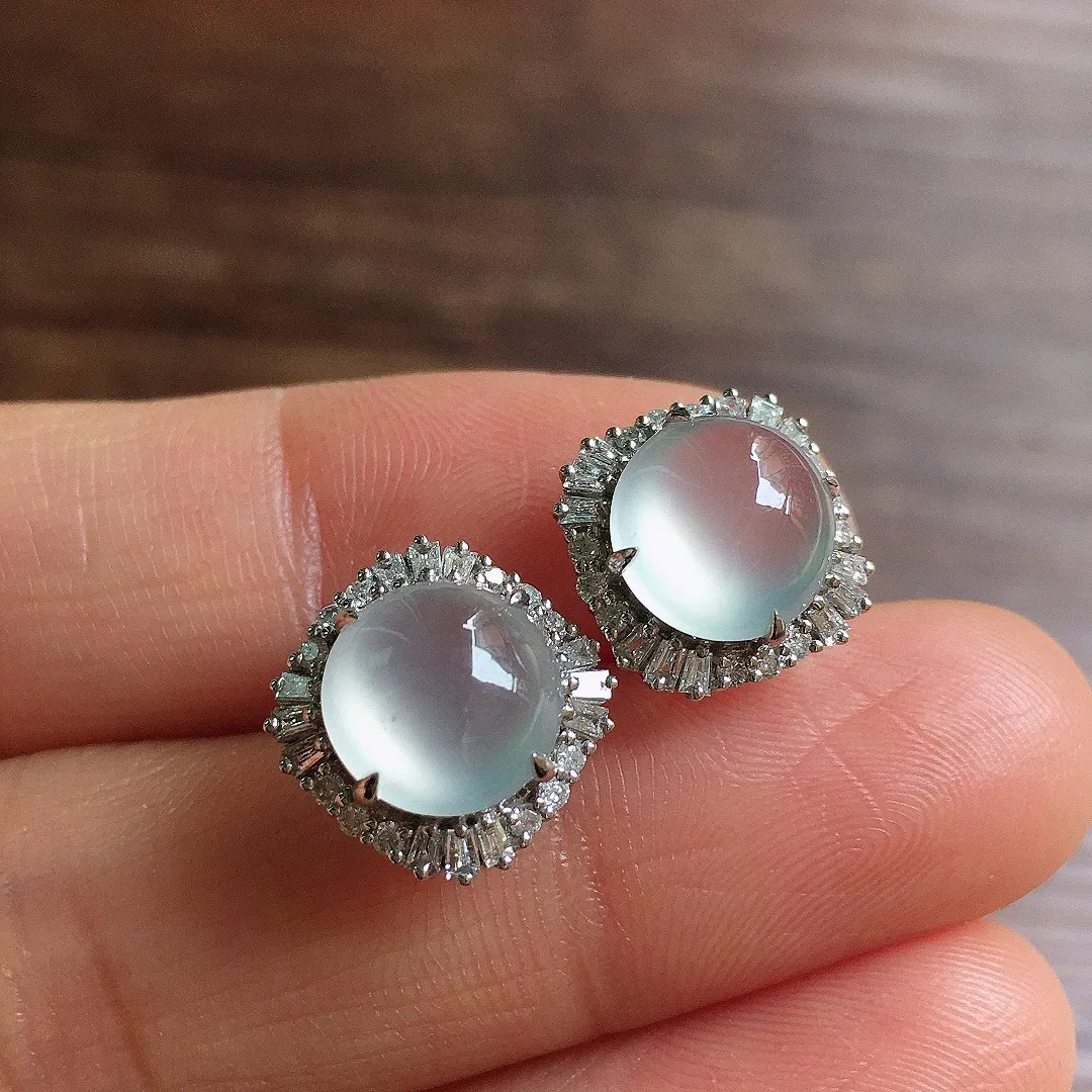 冰种蛋面耳钉，18k金镶嵌，款式新颖，冰润细腻，种水足，Bb 尺寸13.3*8.5*8.5