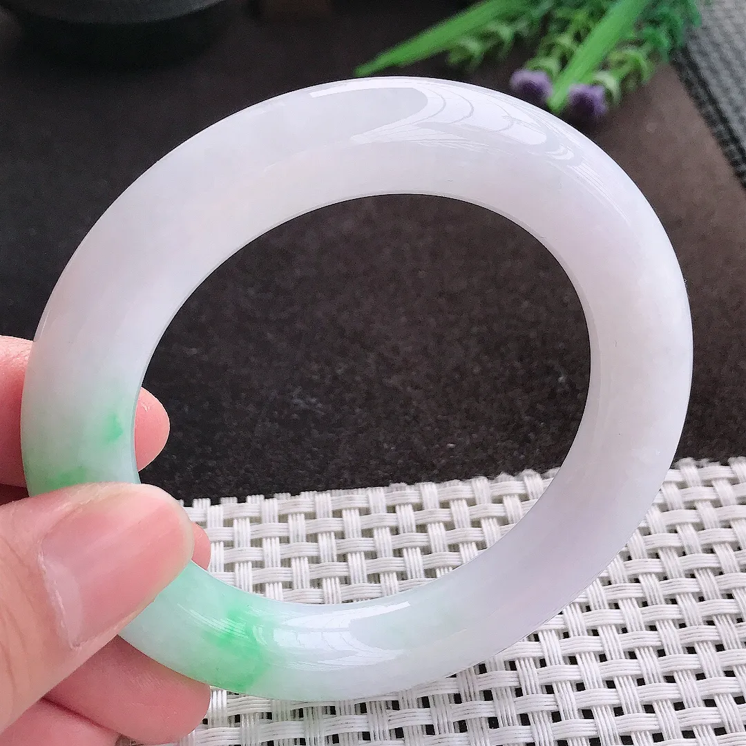 实拍A货翡翠56.5/12.2老坑精美冰润飘绿胖圆条手镯翡翠玉镯子