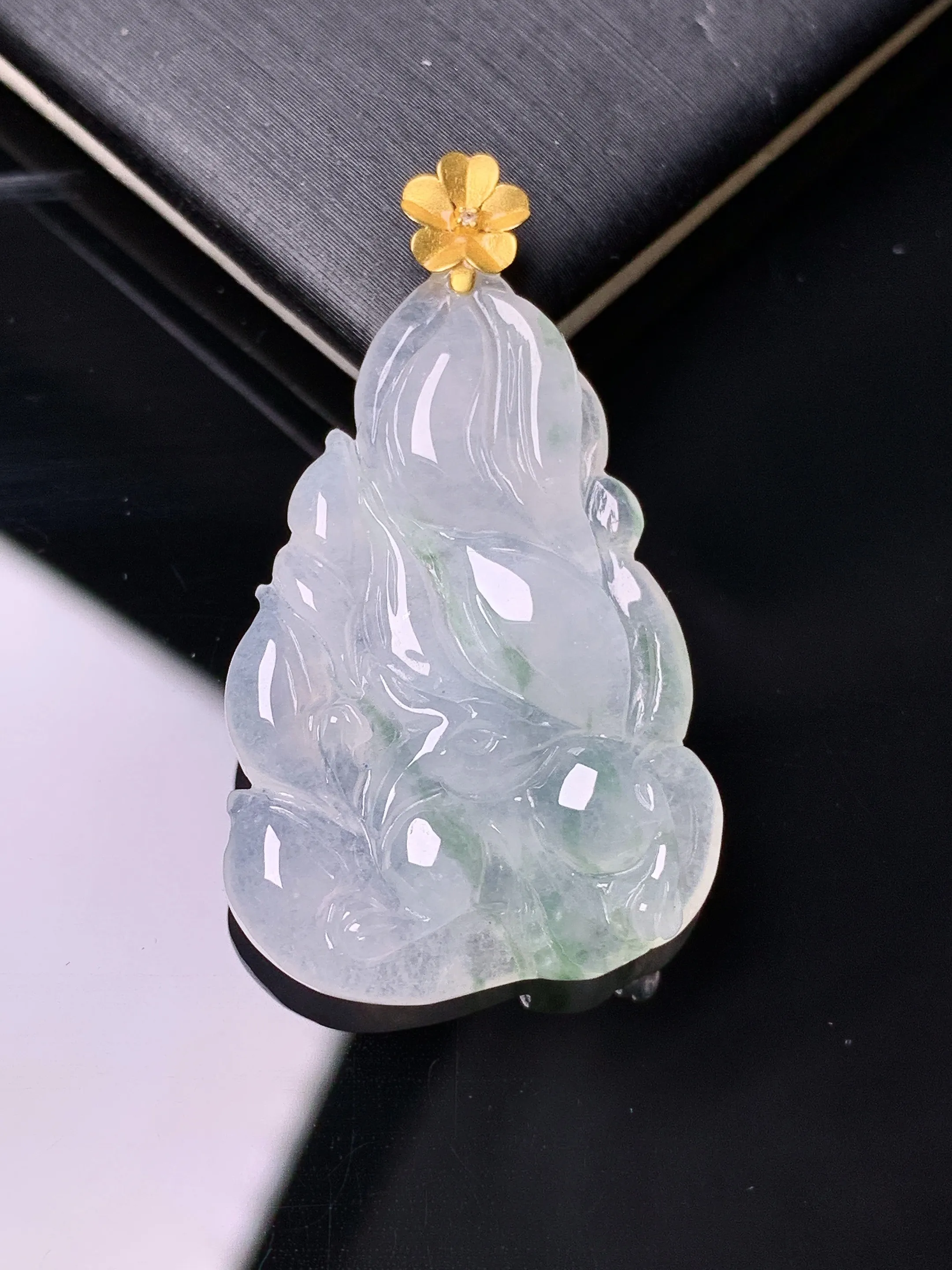 18金钻镶嵌冰种飘绿九尾狐吊坠 玉质细腻 色泽清新艳丽 整体尺寸36.5*20.5*4.8