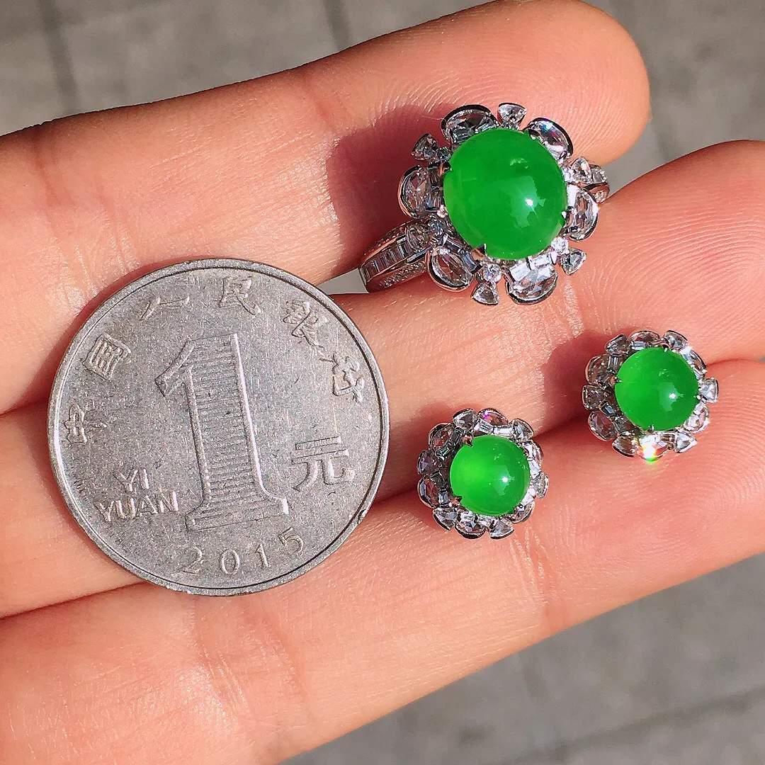 阳绿蛋面套装（耳钉+戒指），色泽均匀艳丽，玉质细腻，荧光感超
强，饱满圆润，尽显优雅气质，18k
金豪华镶嵌