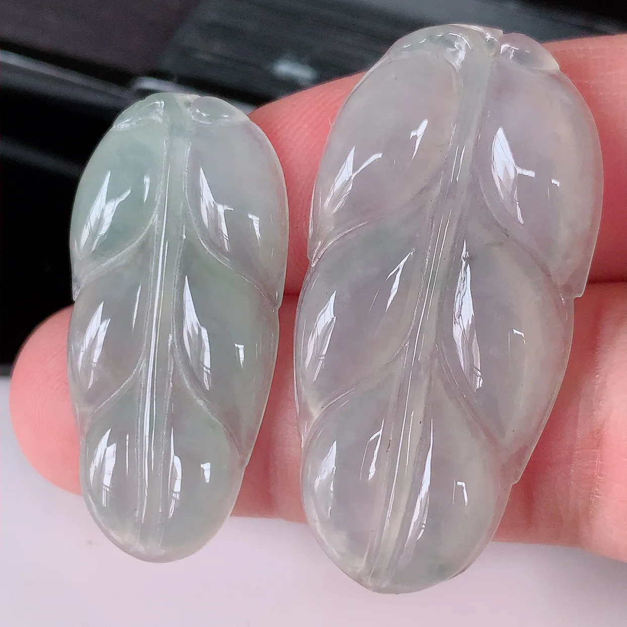 自然光实拍，冰种翡翠一对叶子吊坠 ，种水足，色泽清新，工艺精湛，叶子寓意美好；金枝玉叶，事业有成。#166.3尺寸40*20*4，34.5*16.8*3.6mm