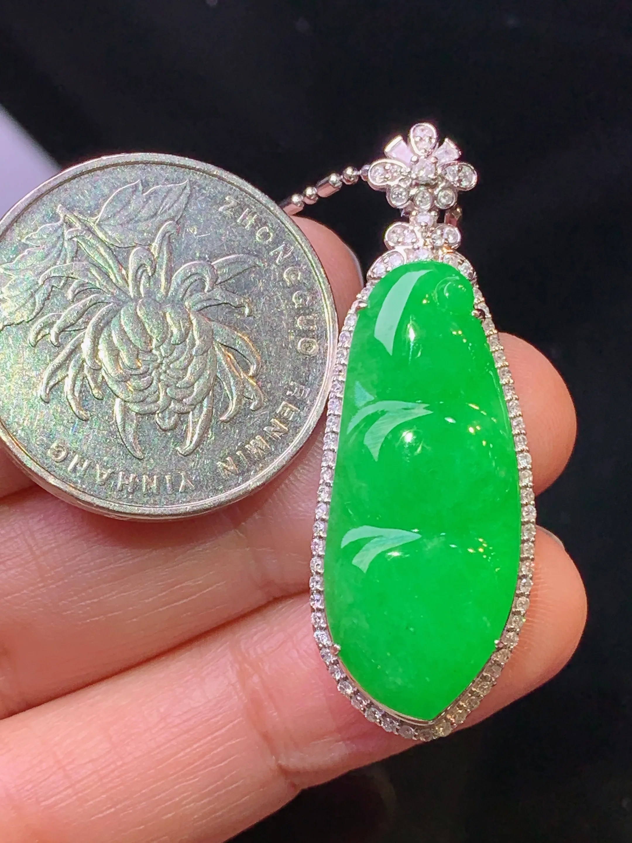 18金钻镶嵌满绿树叶吊坠 玉质细腻 色泽清新艳丽 整体尺寸40.7*14.2*8.2