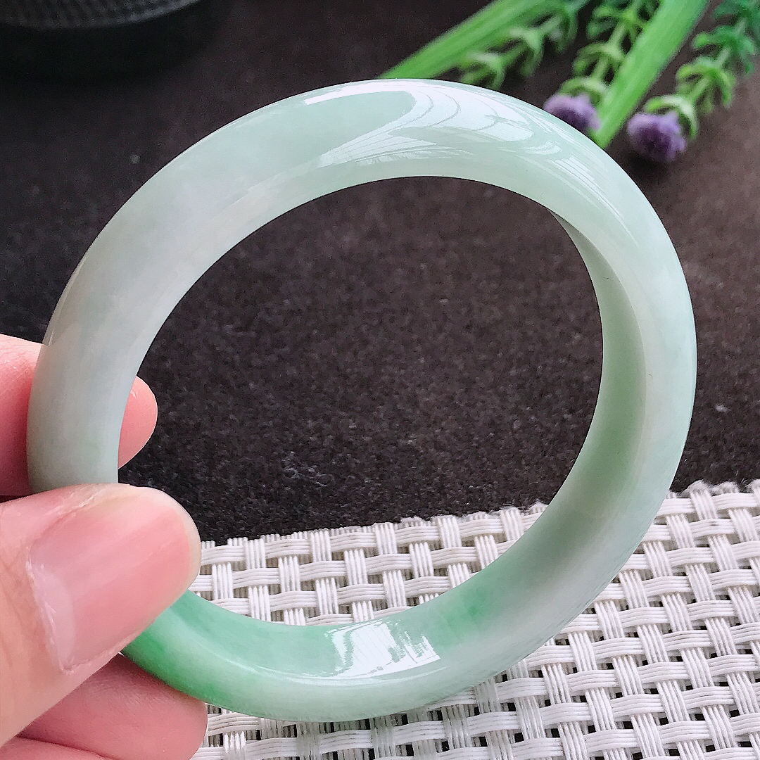 实拍A货翡翠56/12.1/8.1老坑精美温润飘阳绿手镯宽边玉镯子