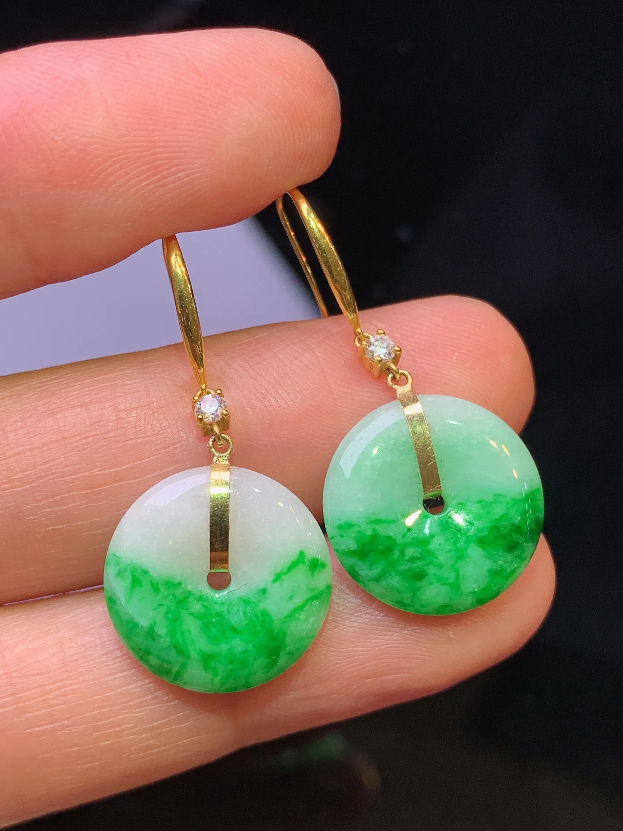 18金钻镶嵌飘绿平安扣耳坠 玉质细腻 色泽清新艳丽 整体尺寸31.2*14.6*3