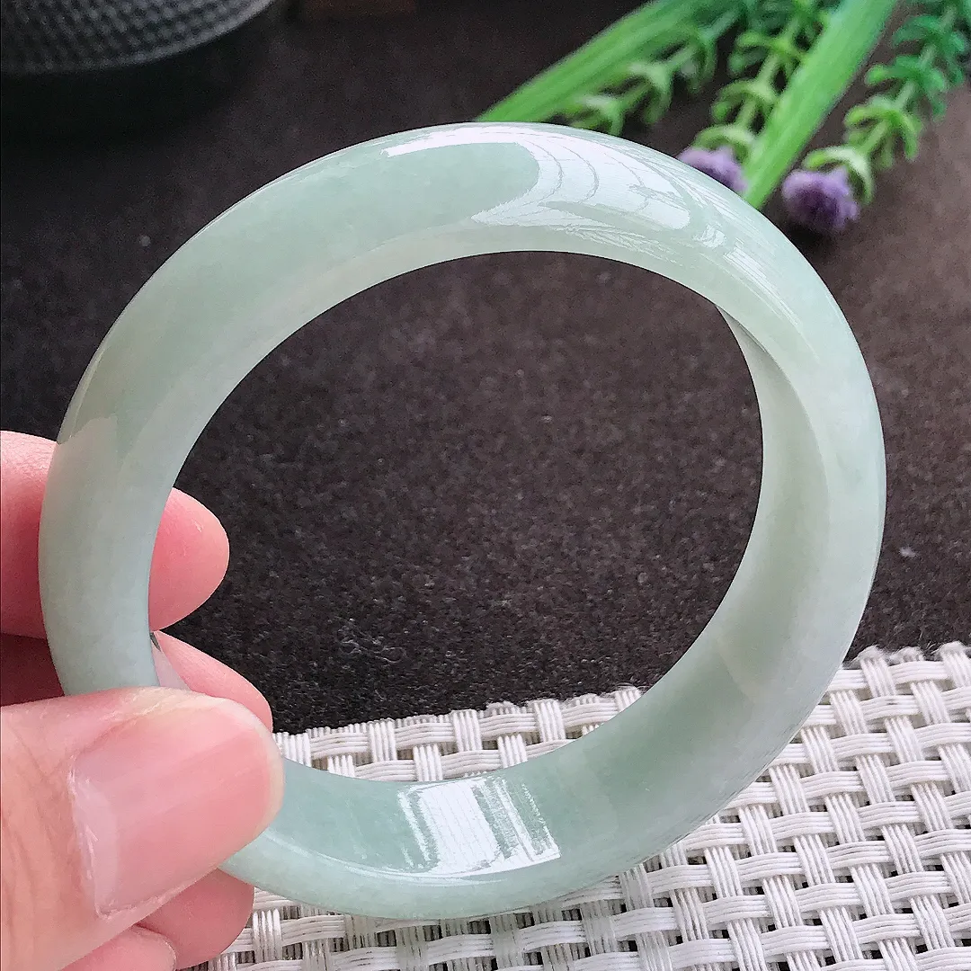 实拍A货翡翠55.5/15.8/7.5老坑秀气冰润浅绿色手镯宽边玉镯子