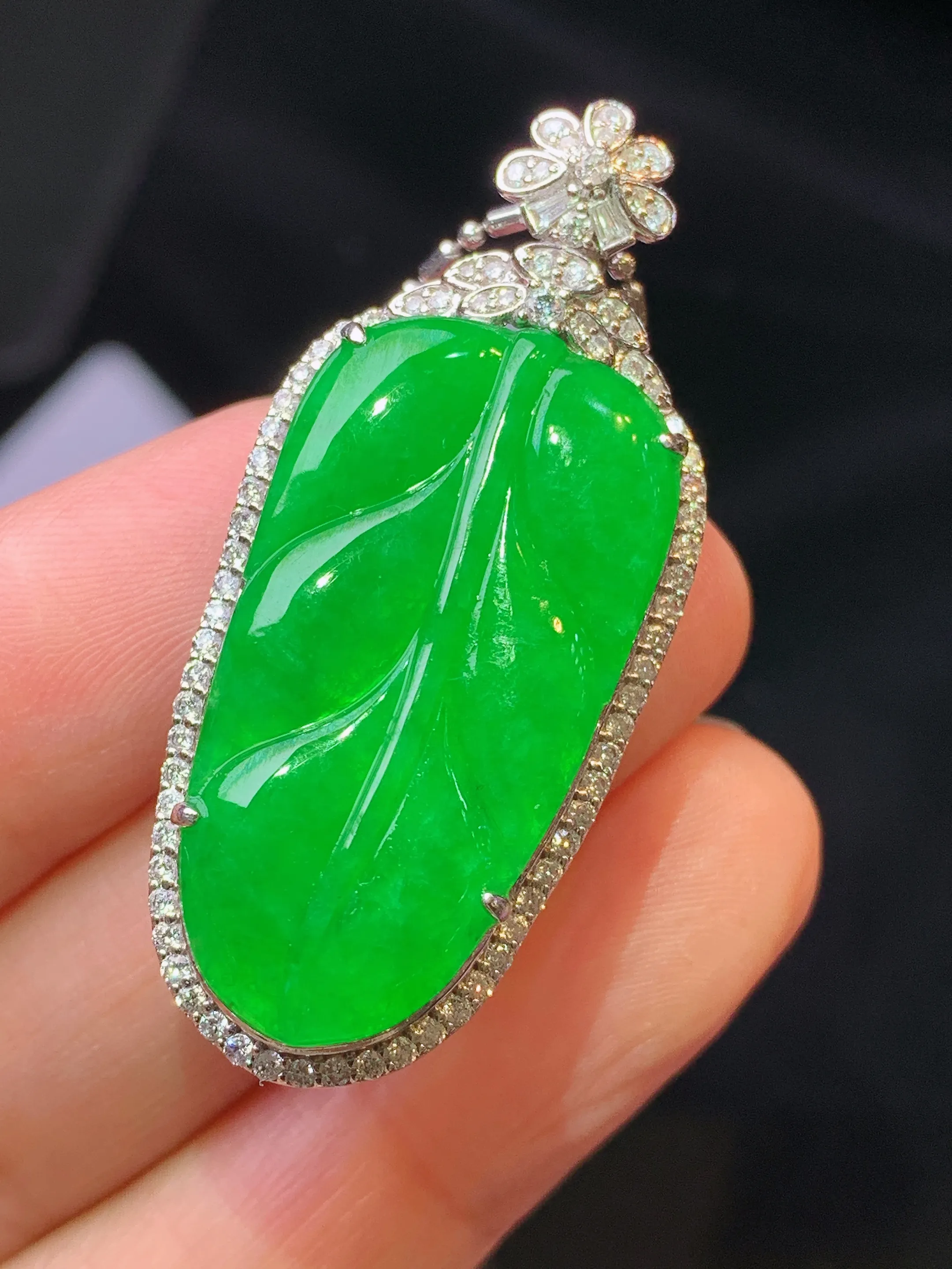 18金钻镶嵌翠绿树叶吊坠 玉质细腻 色泽清新艳丽 整体尺寸42.6*19*10.2