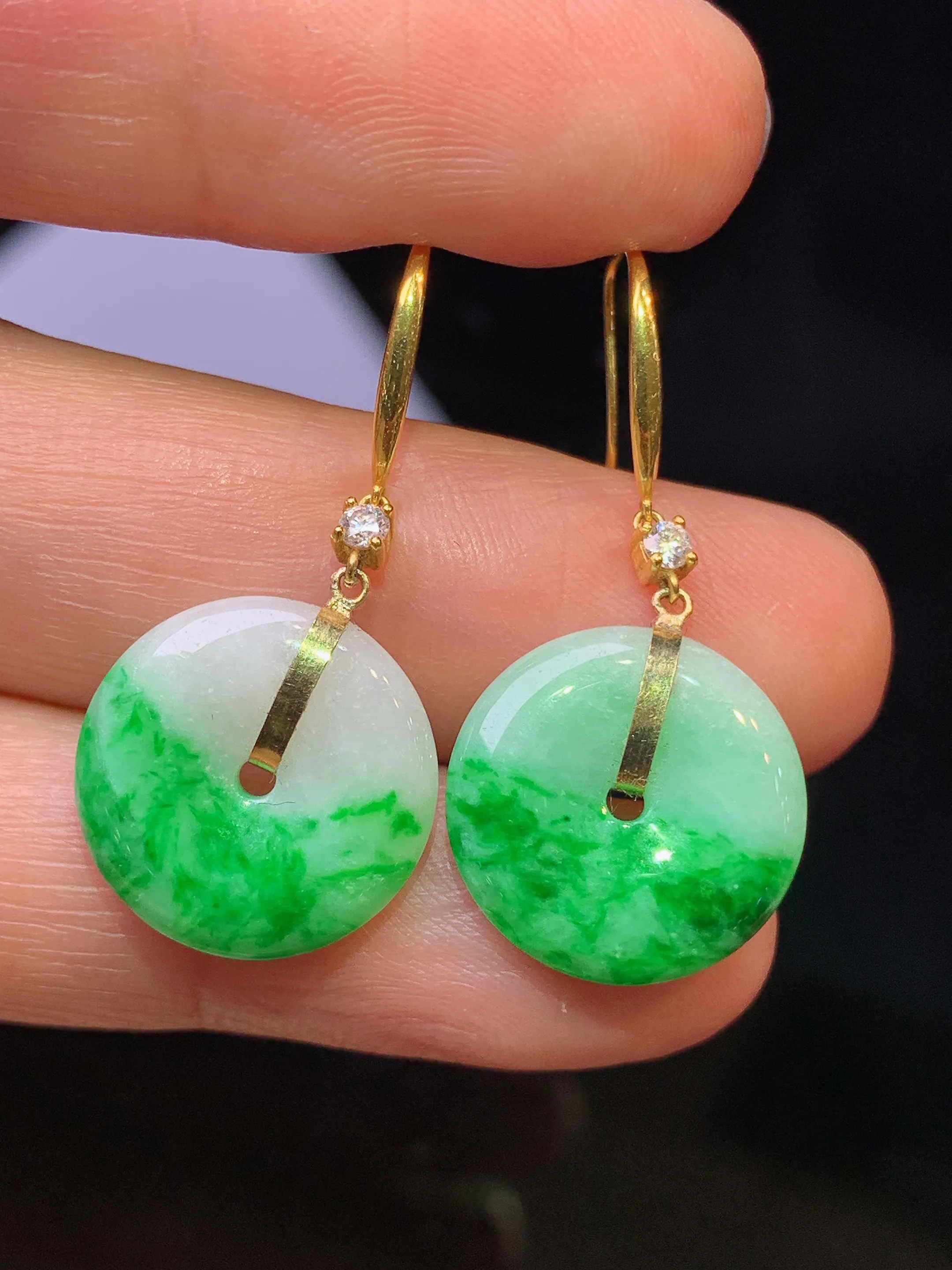 18金钻镶嵌飘绿平安扣耳坠 玉质细腻 色泽清新艳丽 整体尺寸31.2*14.6*3