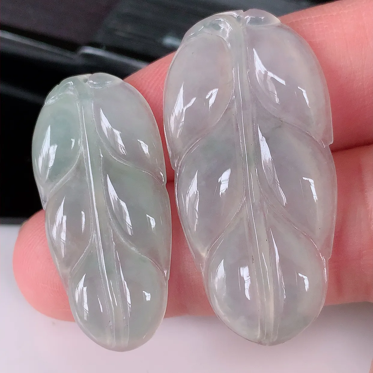 自然光实拍，冰种翡翠一对叶子吊坠 ，种水足，色泽清新，工艺精湛，叶子寓意美好；金枝玉叶，事业有成。#166.3尺寸40*20*4，34.5*16.8*3.6mm