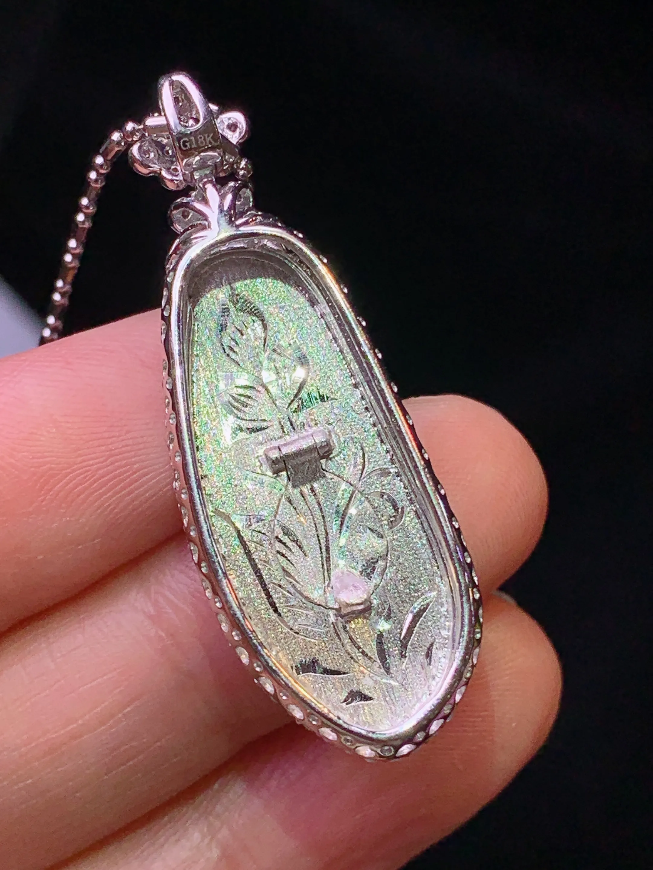 18金钻镶嵌满绿树叶吊坠 玉质细腻 色泽清新艳丽 整体尺寸40.7*14.2*8.2