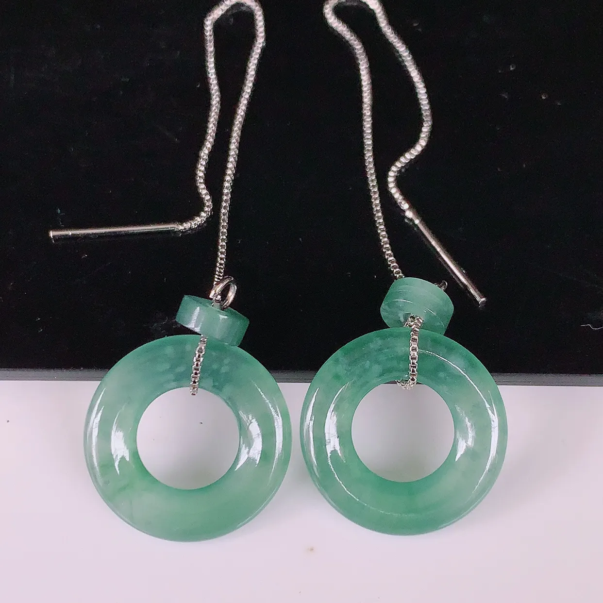 自然光实拍，冰种翡翠一对平安扣耳坠，翠色灵动，玉质细腻，颜色漂亮，品相佳，佩戴佳品！配银线 #727