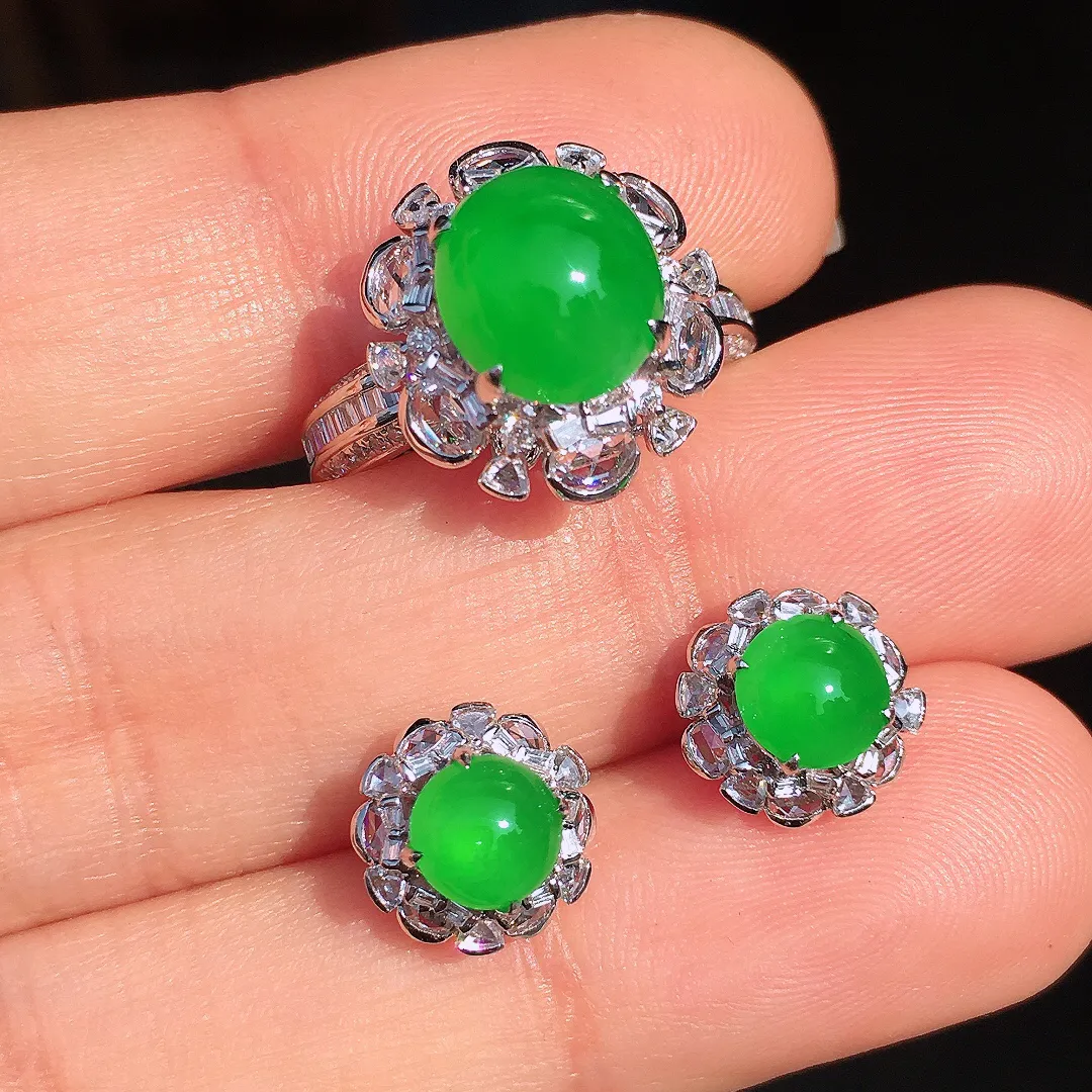 阳绿蛋面套装（耳钉+戒指），色泽均匀艳丽，玉质细腻，荧光感超
强，饱满圆润，尽显优雅气质，18k
金豪华镶嵌