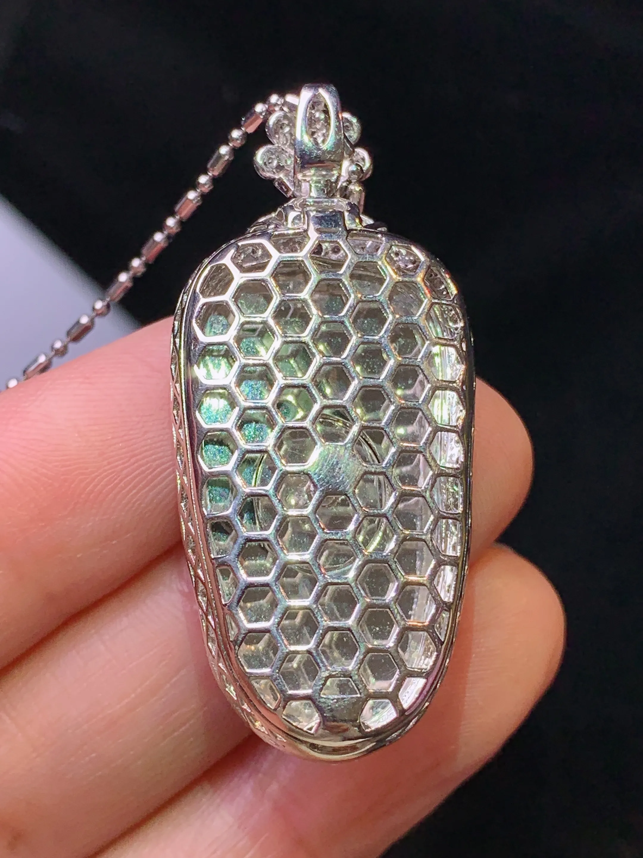 18金钻镶嵌翠绿树叶吊坠 玉质细腻 色泽清新艳丽 整体尺寸42.6*19*10.2