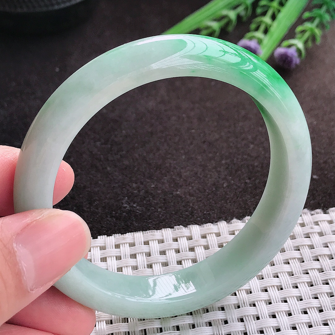 实拍A货翡翠56/12.1/8.1老坑精美温润飘阳绿手镯宽边玉镯子