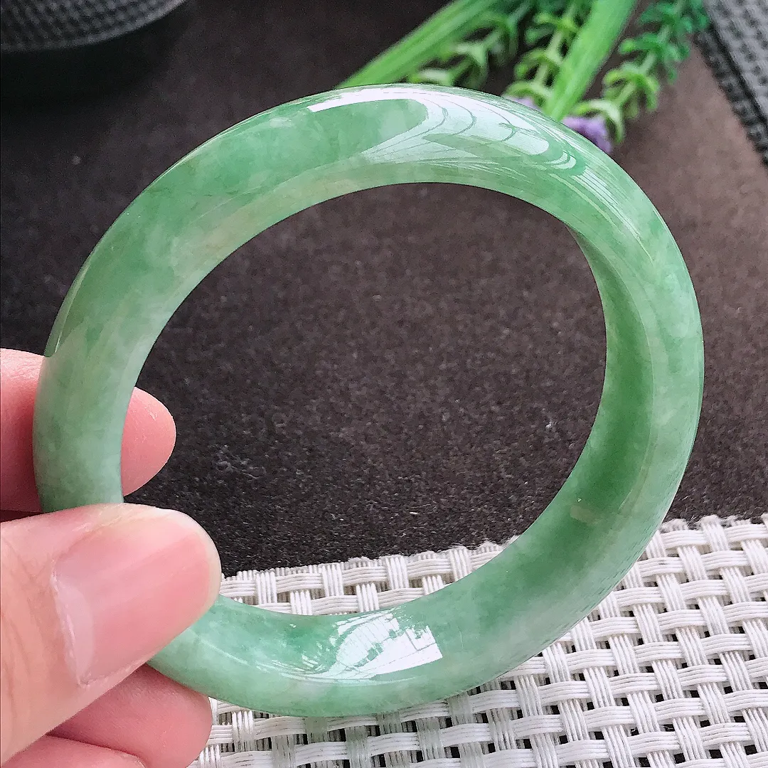 实拍A货翡翠56/13.7/8.2老坑精美满绿手镯宽边玉镯子