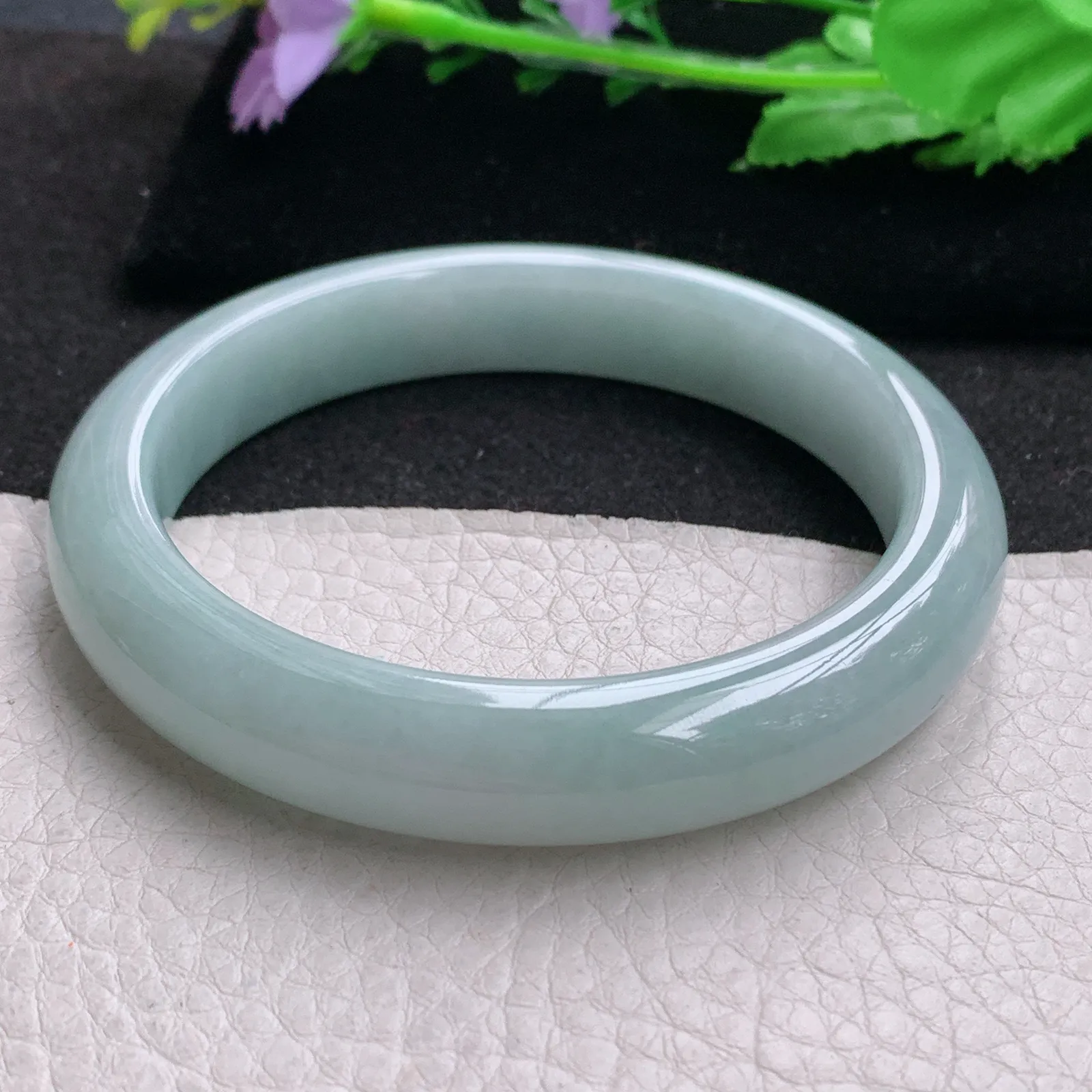 js大圈口62*12.3*9.3平安镯 缅甸翡翠a货精美浅绿宽边玉手镯 玉手环