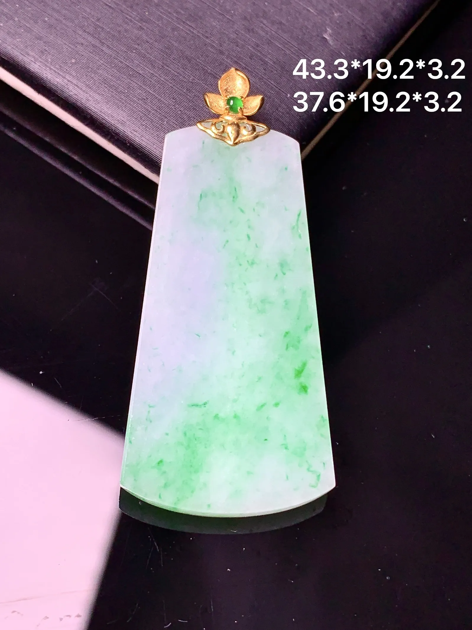 18金镶嵌飘绿无事牌吊坠 玉质细腻 色泽清新艳丽 整体尺寸37.6*19.2*3.2