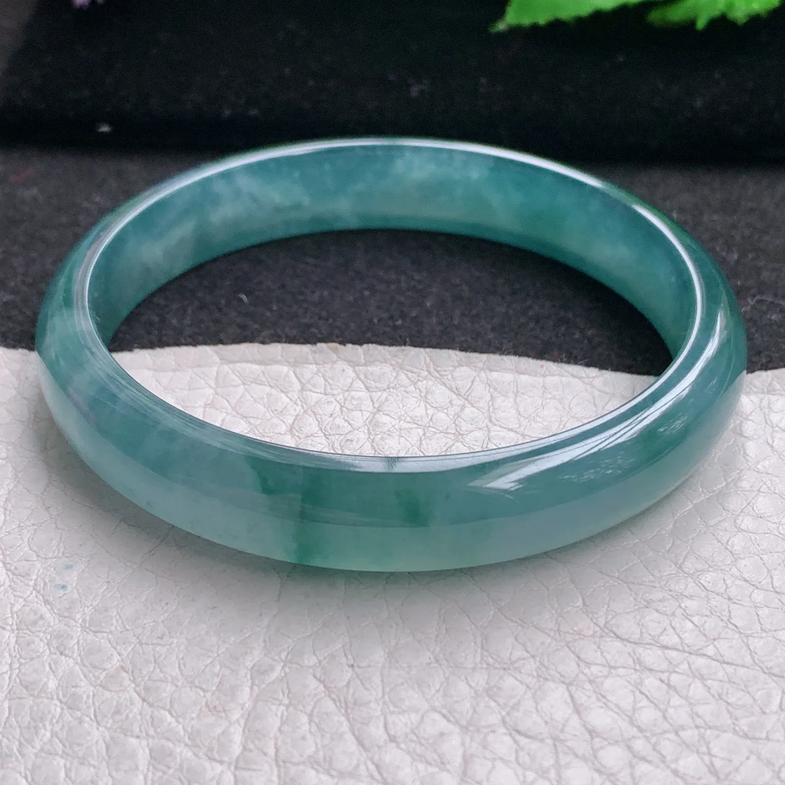 yh实拍57*10.5*6平安镯 翡翠a货精美冰蓝秀气宽边玉手镯 玉手环