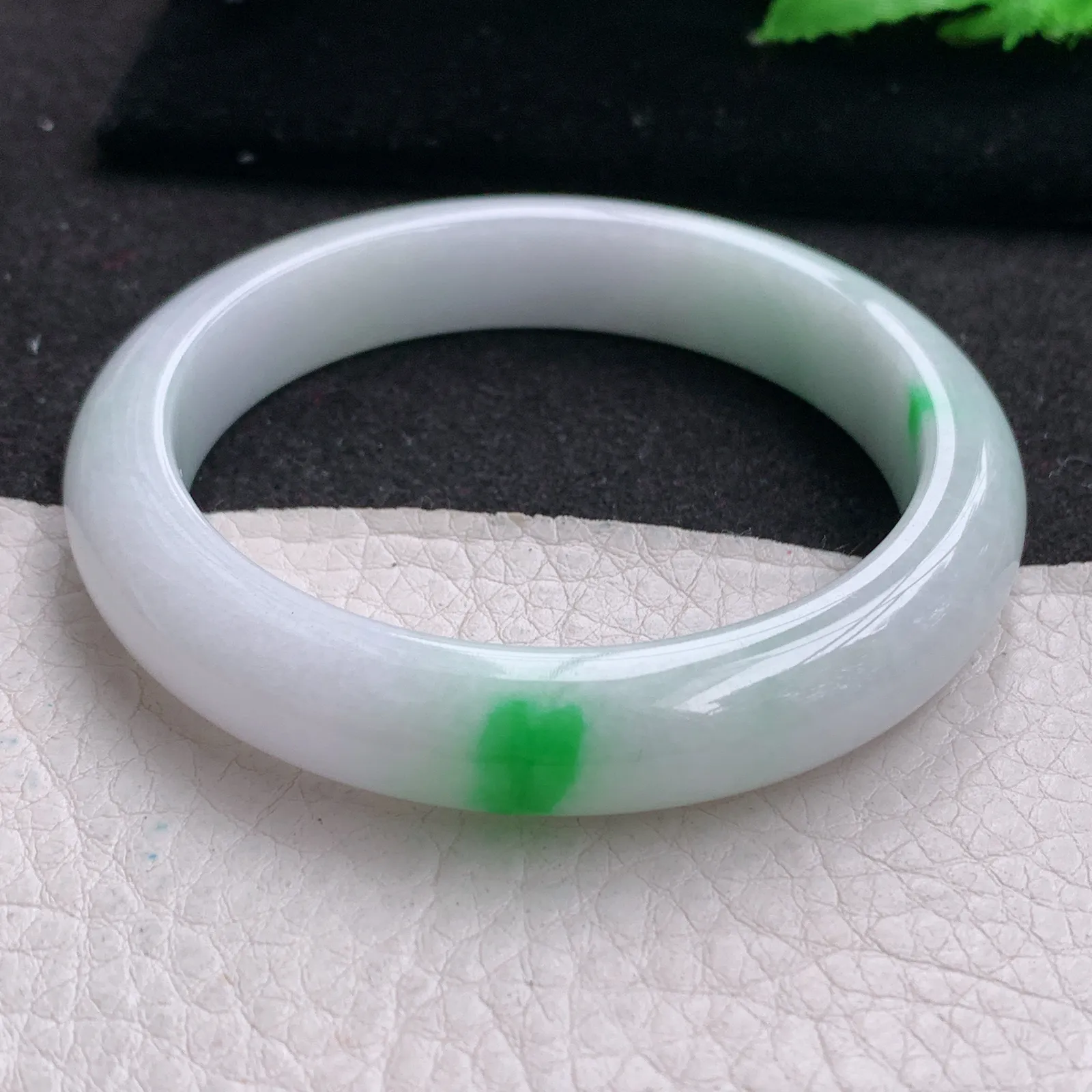 yh自然光55.5*11.3*8.5平安镯 缅甸翡翠a货玉手镯白底青玉手环