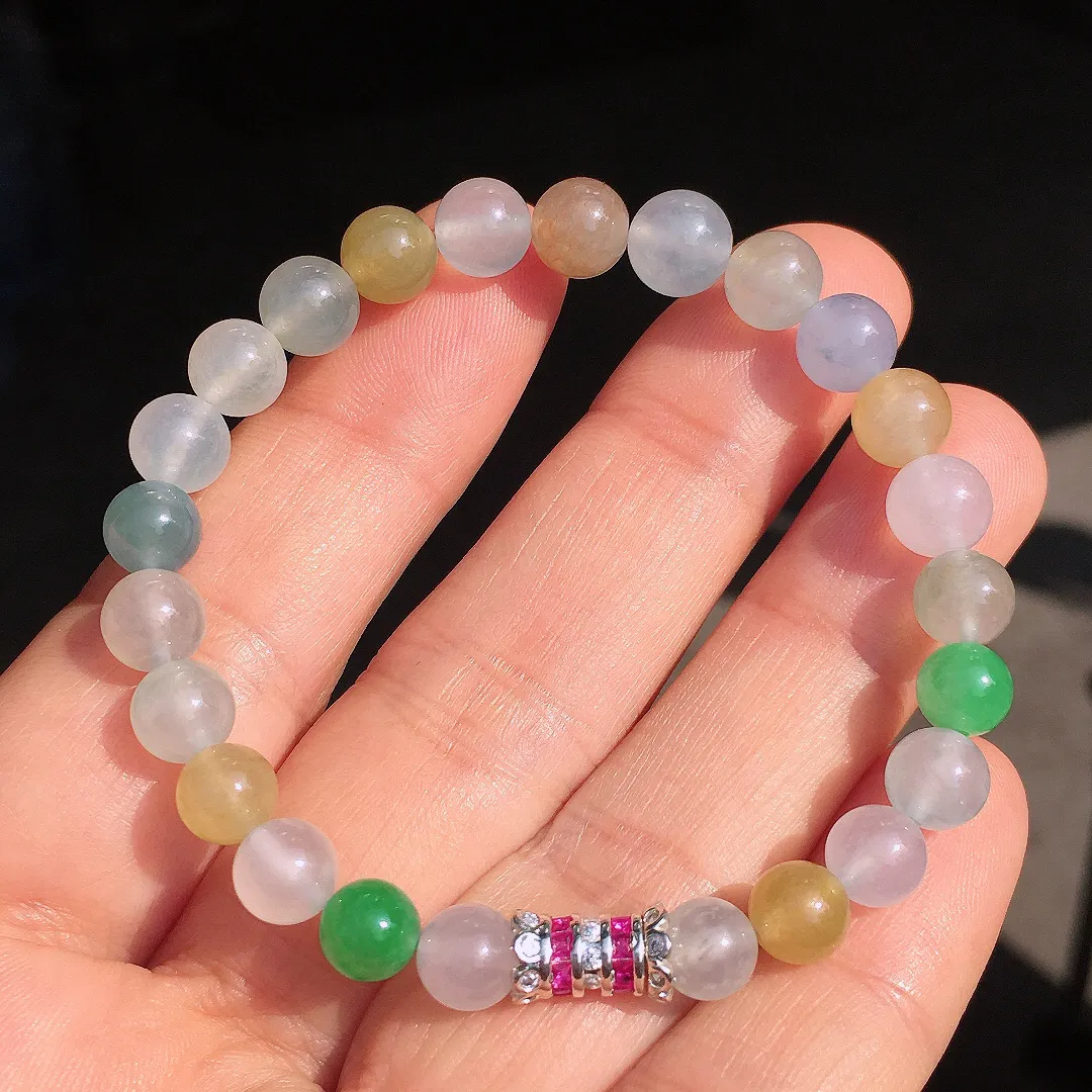 多宝手串，色泽均匀艳丽，玉质细腻，荧光感超
强，饱满圆润，尽显优雅气质，