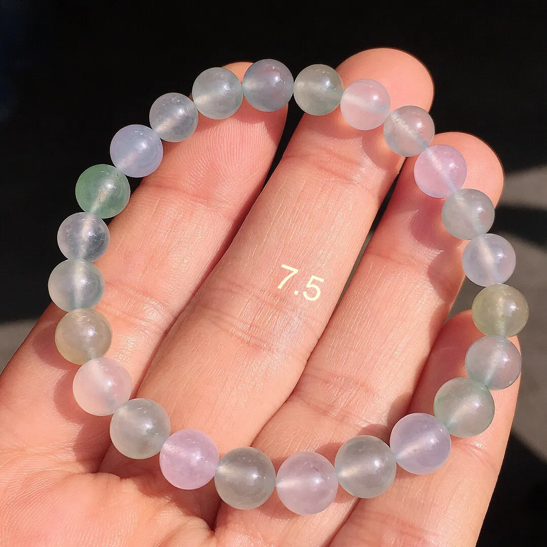 冰种珠子手串，色泽均匀艳丽，玉质细腻，荧光感超
强，饱满圆润，尽显优雅气质，