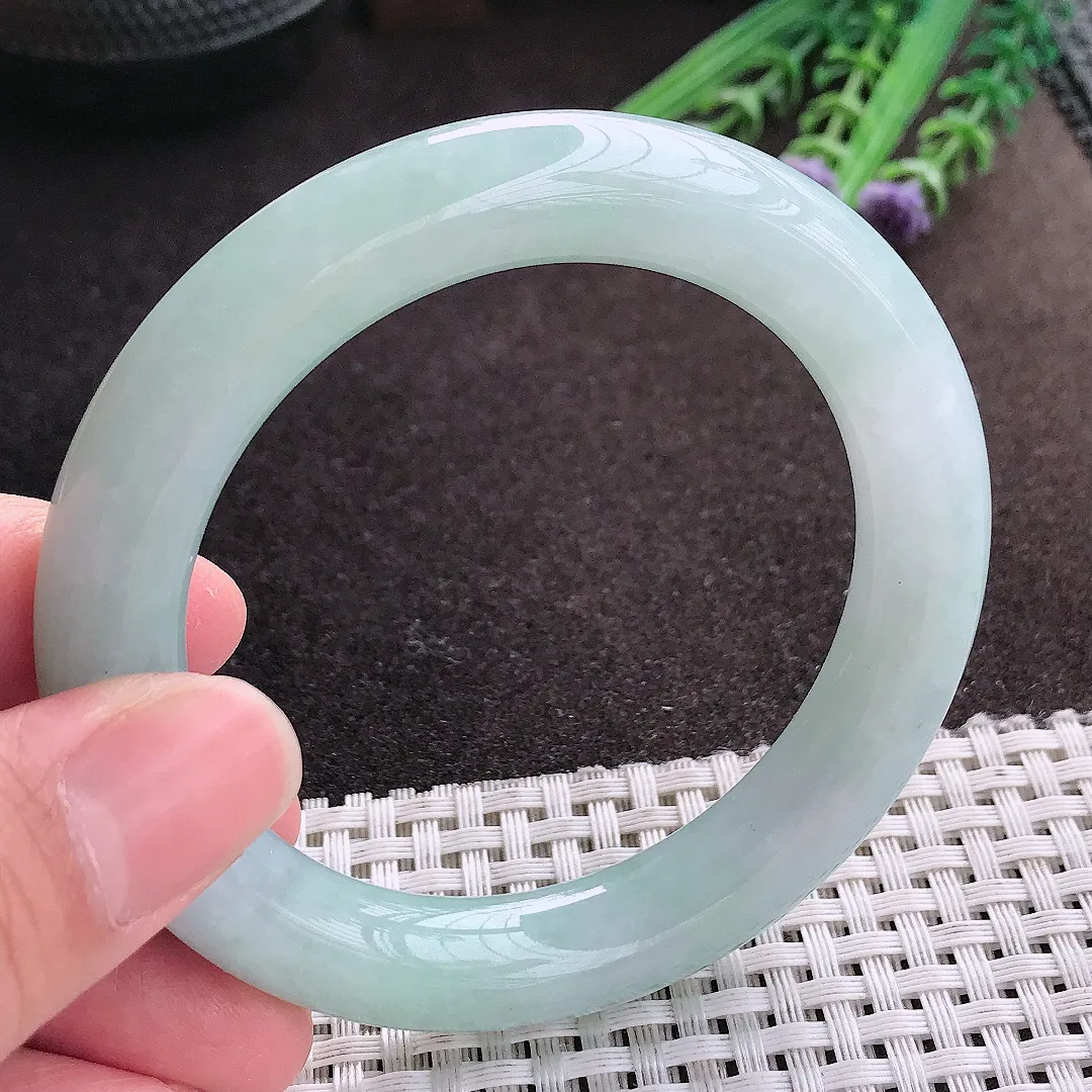 实拍A货翡翠54.8/10.9/10.6老坑秀气冰润天空蓝圆条手镯翡翠玉镯子