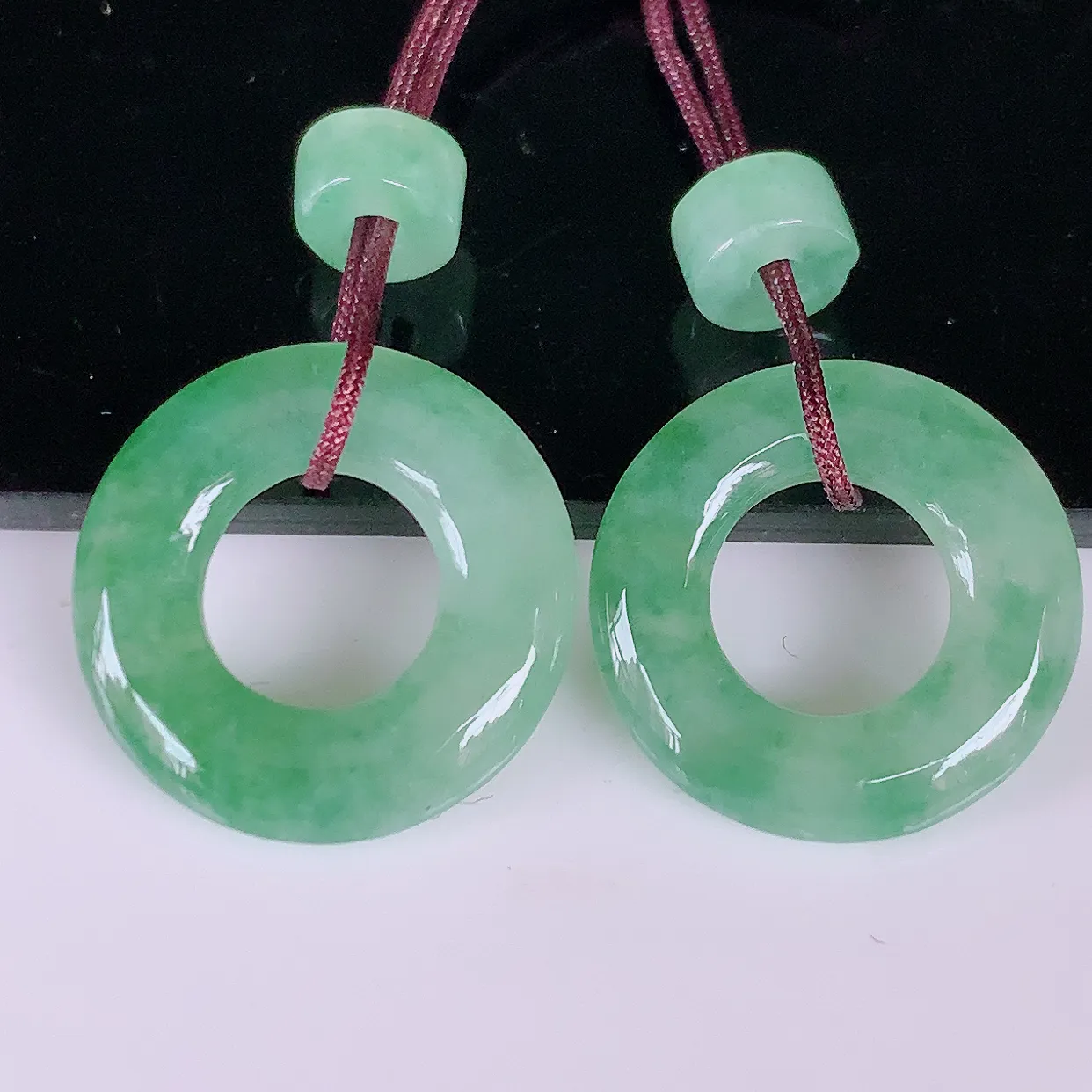 自然光实拍，冰种飘花翡翠一对平安扣耳坠，翠色灵动，玉质细腻，颜色漂亮，品相佳，佩戴佳品！配银线 #1