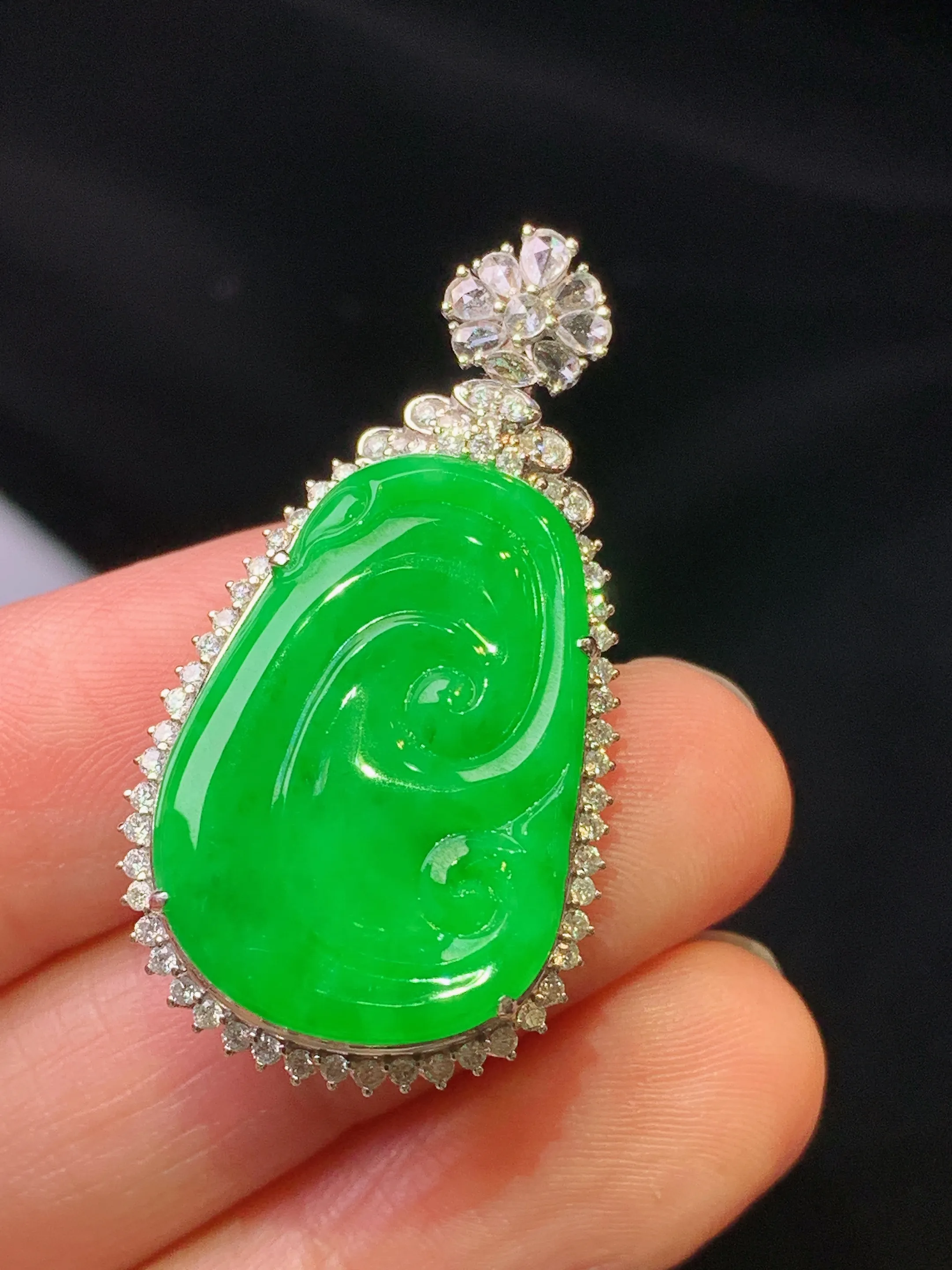 18金钻镶嵌满绿如意吊坠 玉质细腻 色泽清新艳丽 整体尺寸37.2*19.7*10