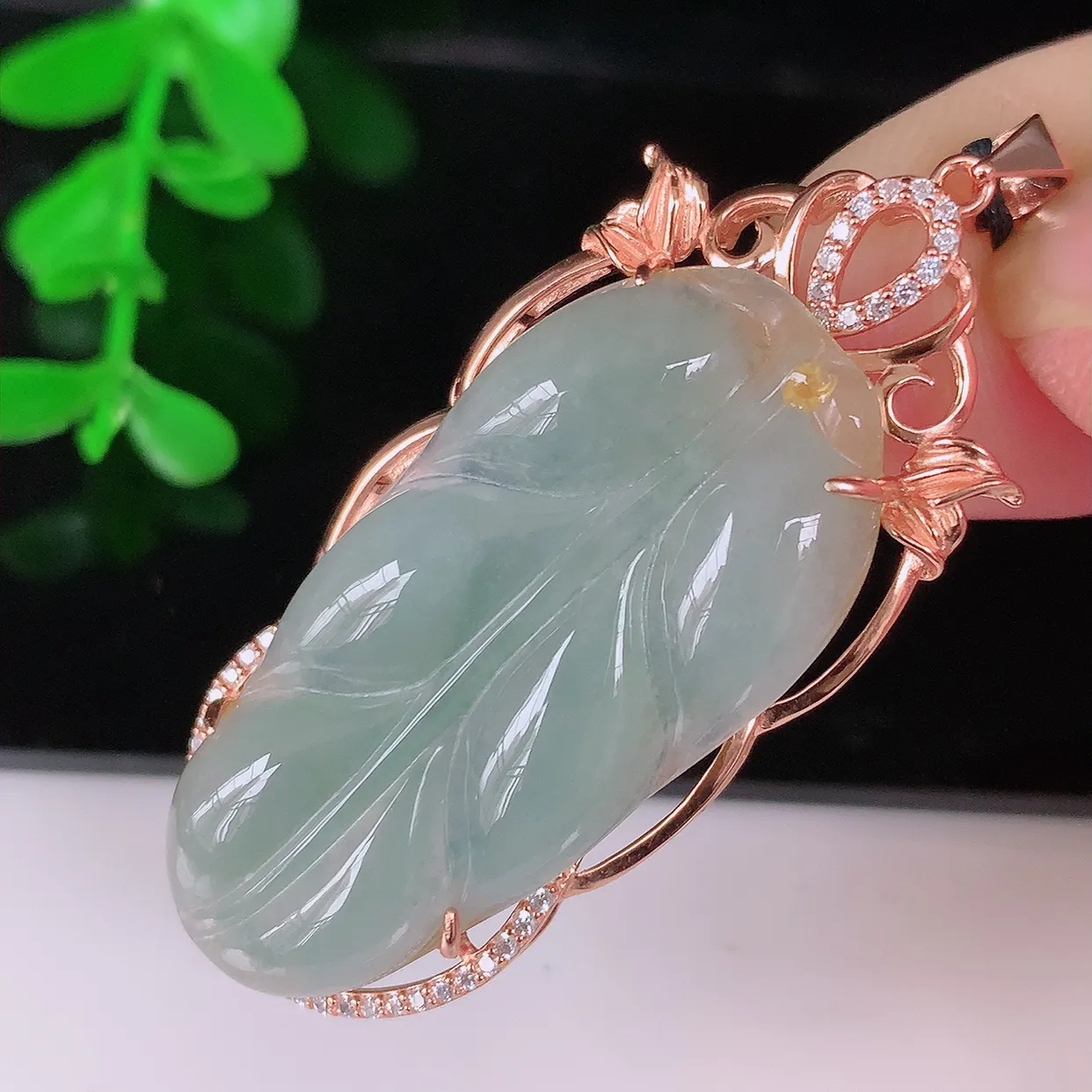 冰种翡翠叶子925银镶嵌吊坠，自然光实拍，翠色灵动，颜色漂亮，种老水足，品相佳，佩戴佳品！#103.