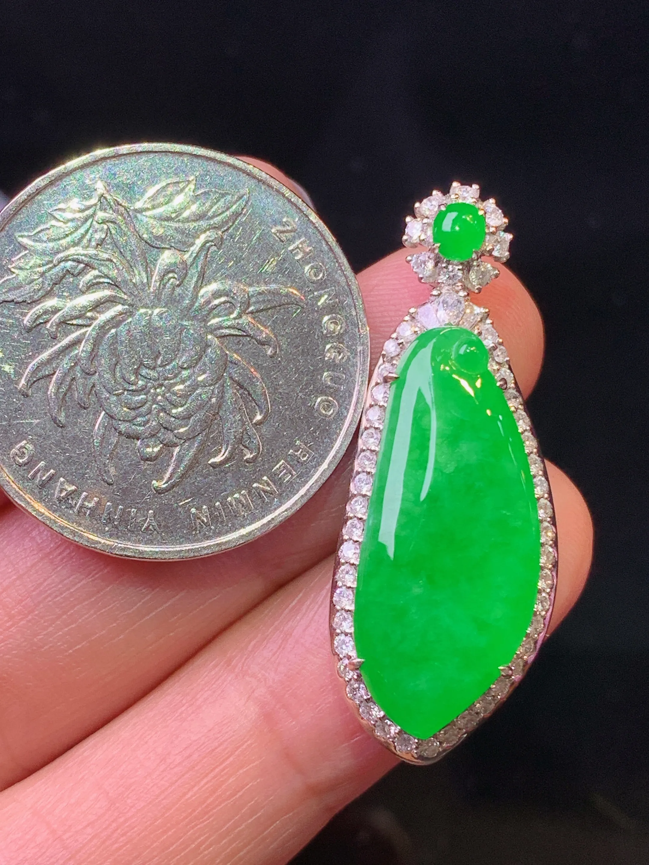 18金钻镶嵌满绿福瓜吊坠 玉质细腻 色泽清新艳丽 整体尺寸34*13*8.8