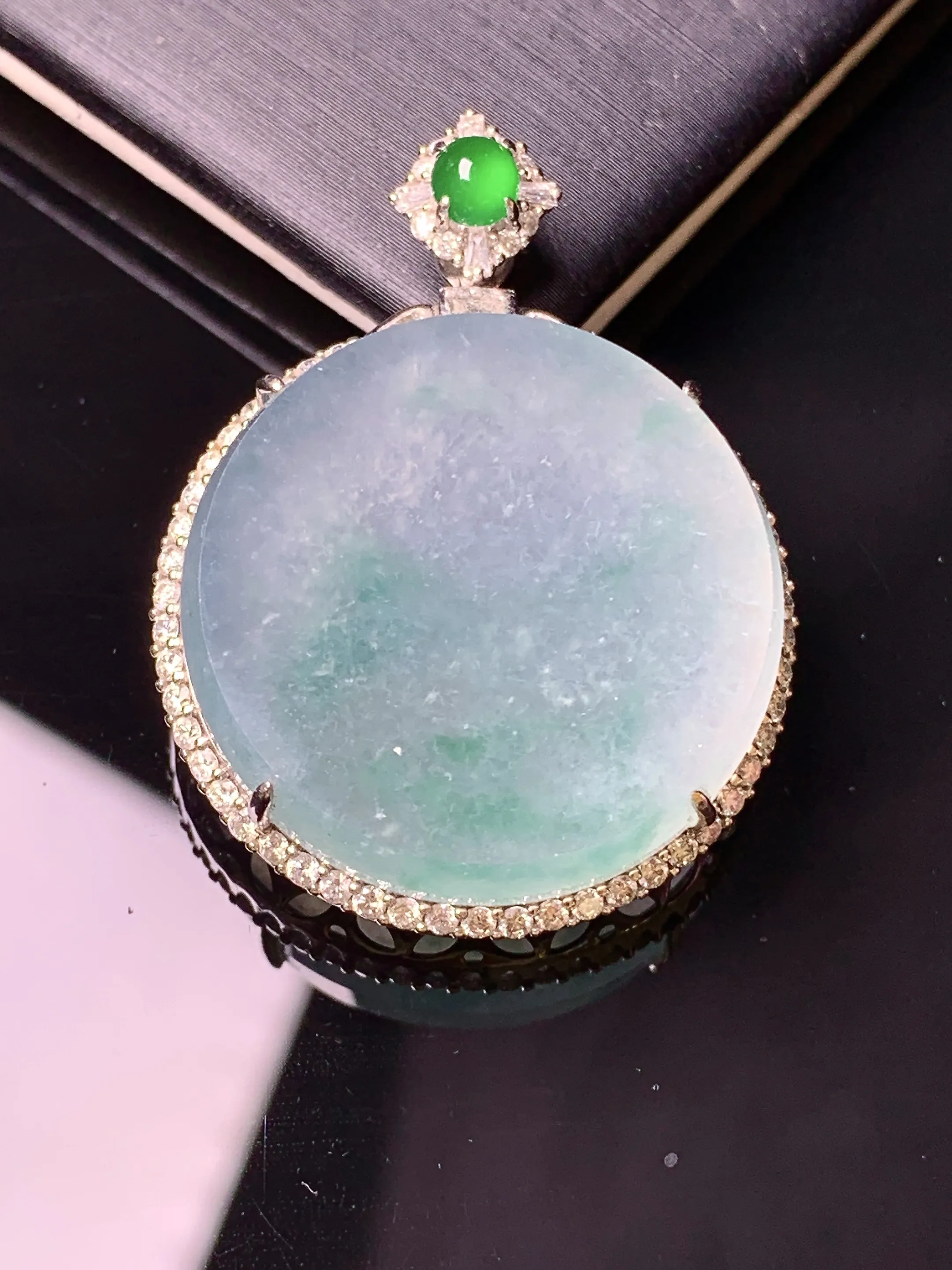 18金钻镶嵌飘绿圆牌吊坠 玉质细腻 色泽清新艳丽 整体尺寸36.2*27.3*9.2