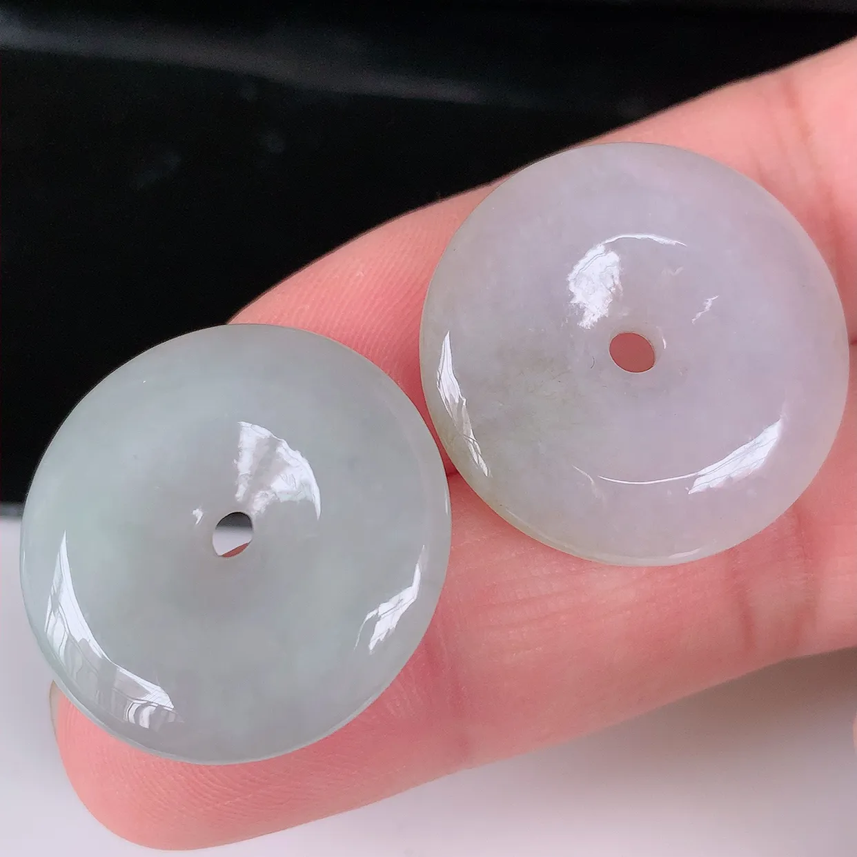 自然光实拍，冰翡翠一对平安扣吊坠，玉扣，平安是福；很美的料子，平安扣佩戴优雅迷人！#167.3尺寸2