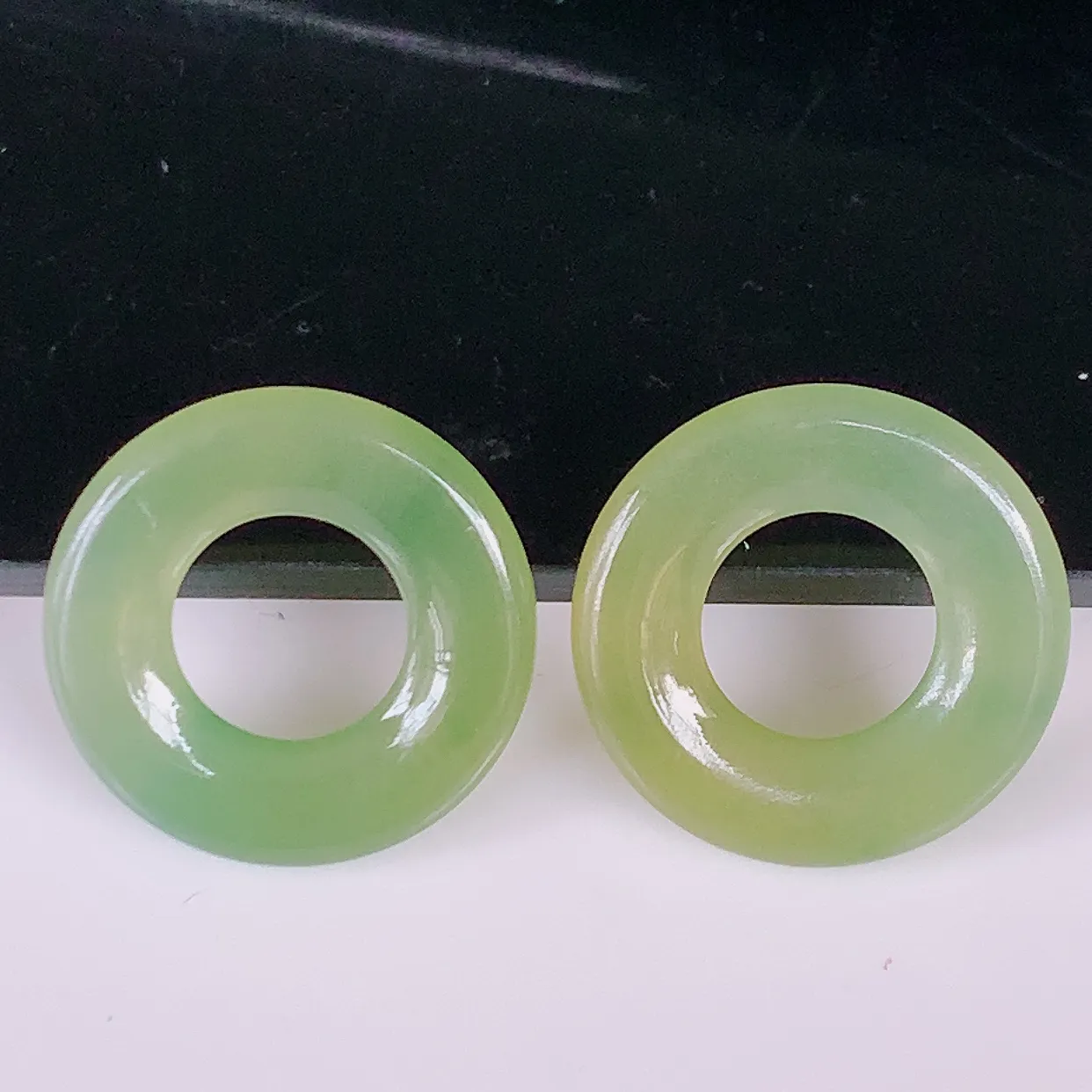 自然光实拍，冰种黄翡翡翠一对平安扣耳坠，翠色灵动，玉质细腻，颜色漂亮，品相佳，佩戴佳品！配银线 #7