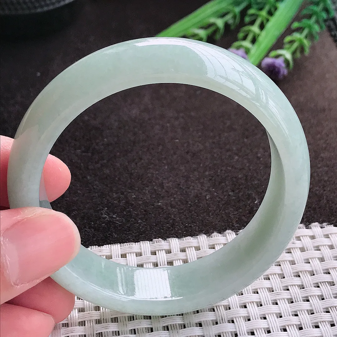 实拍A货翡翠55.5/15.8/7.5老坑秀气冰润浅绿色手镯宽边玉镯子