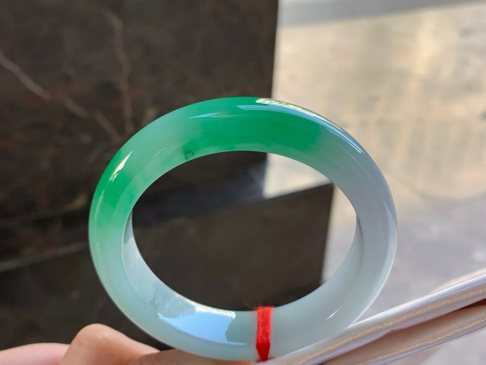 53.5-13-8.7

浓绿色手镯^_^底妆干净 鲜艳