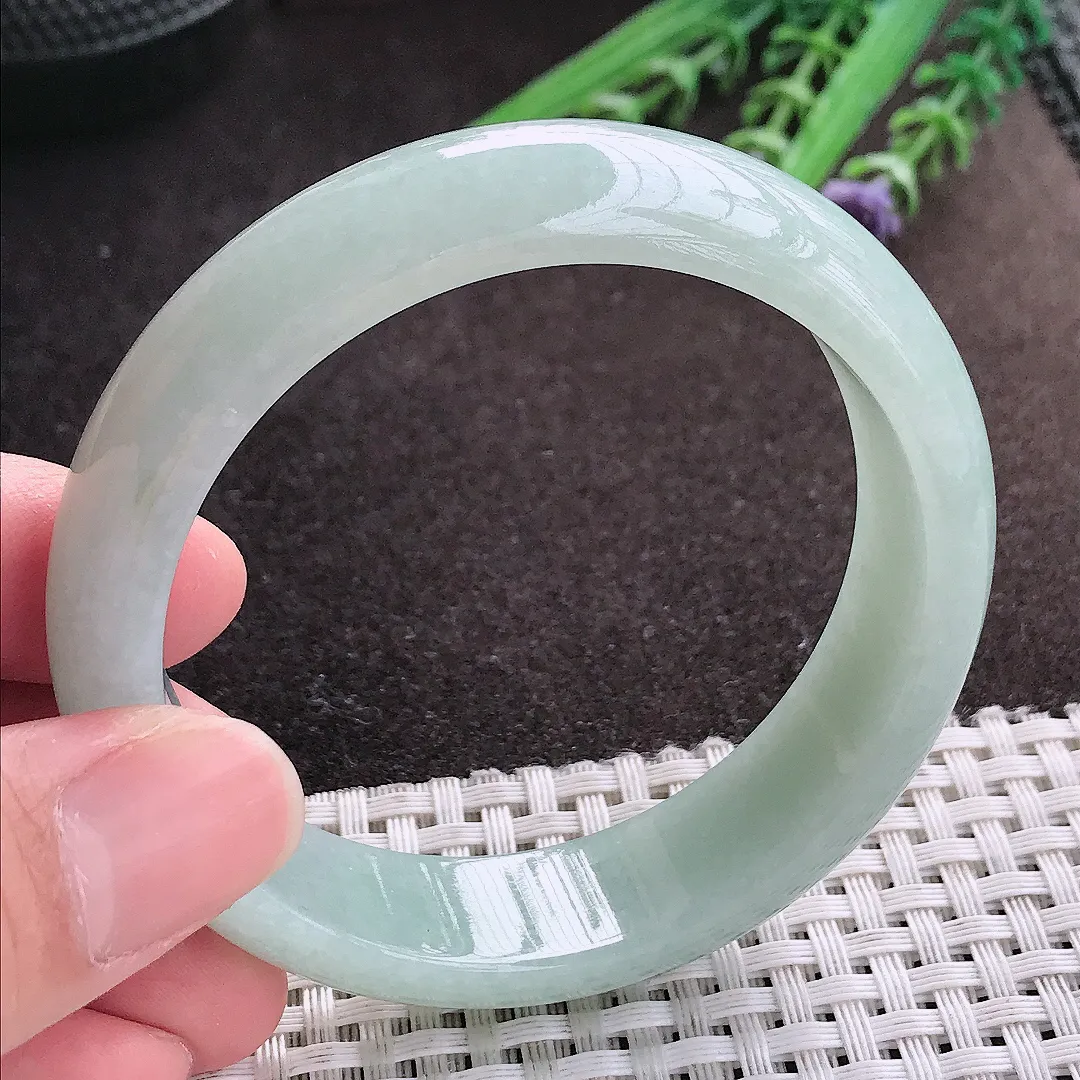 实拍A货翡翠55.5/15.8/7.5老坑秀气冰润浅绿色手镯宽边玉镯子