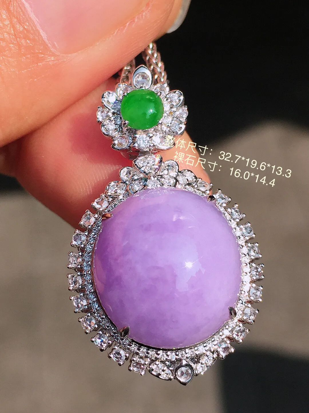 紫罗兰蛋面吊坠，色泽均匀艳丽，玉质细腻，荧光感超
强，饱满圆润，尽显优雅气质，18k
金豪华镶嵌