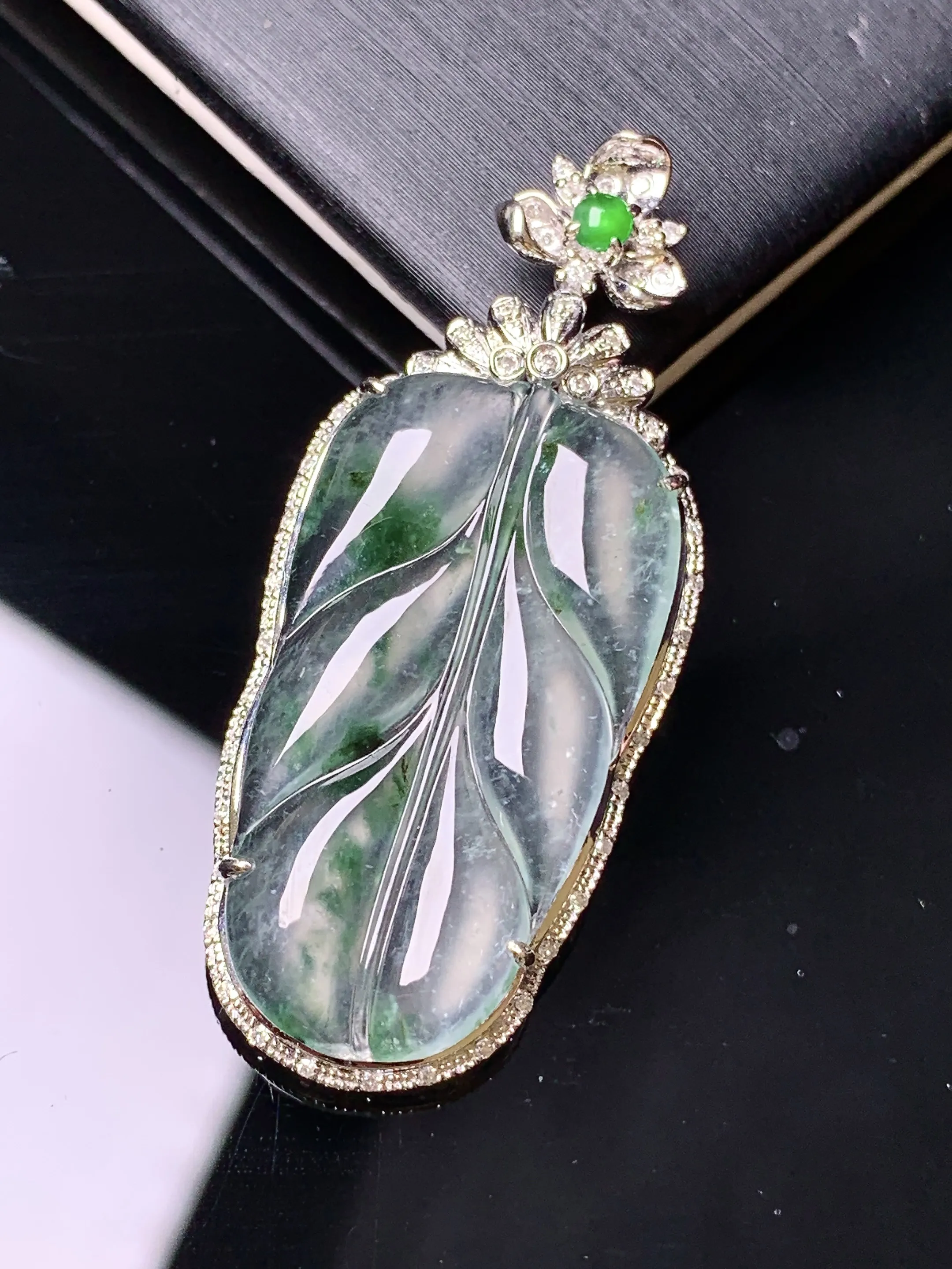 18金钻镶嵌飘绿树叶吊坠 玉质细腻 色泽清新艳丽 整体尺寸41.7*17.6*5.6