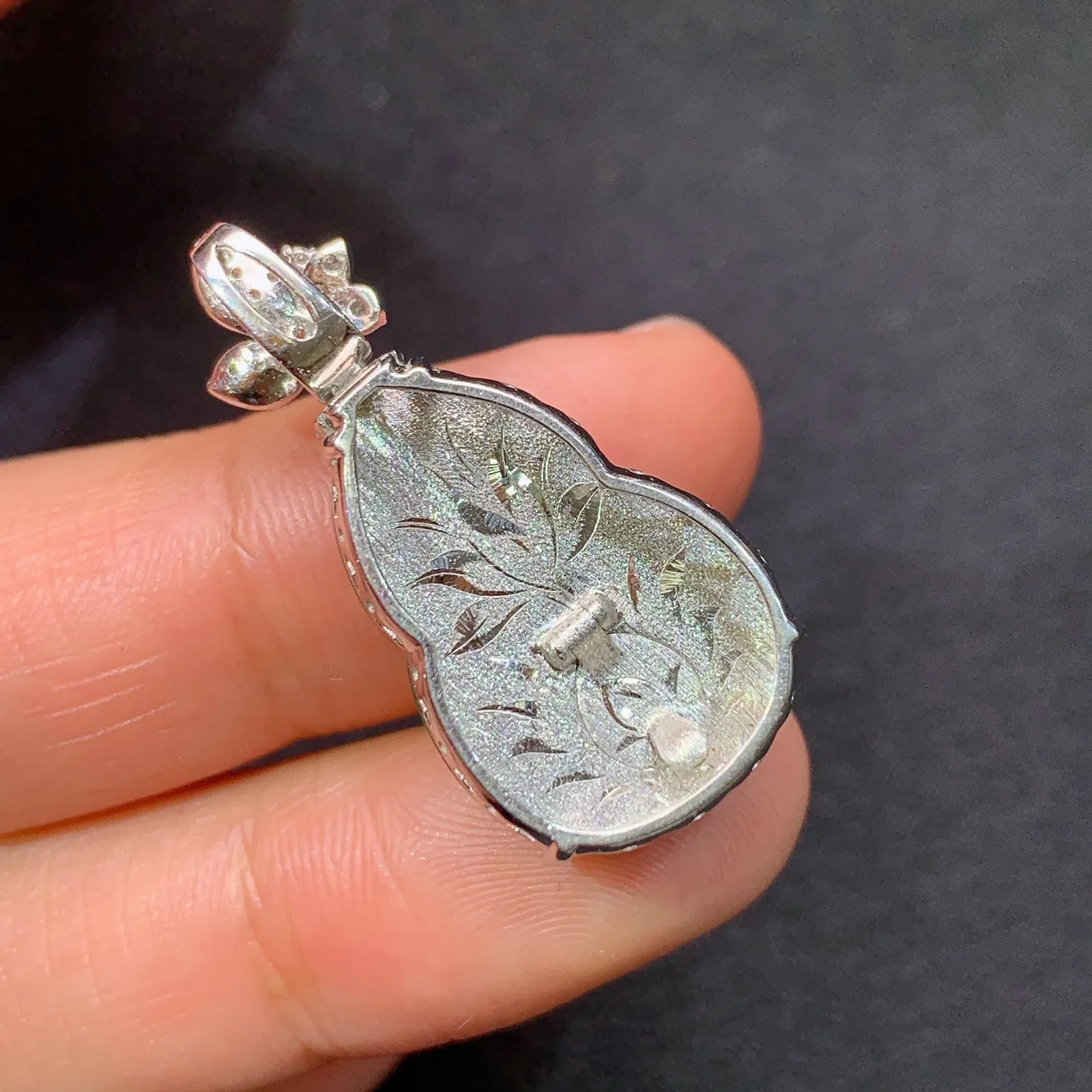 翠绿葫芦吊坠，18k金镶嵌，色泽鲜阳，冰润细腻，种水足，Lp 尺寸30.2*14.7*8.1