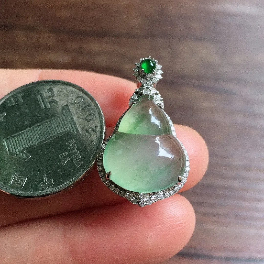 冰晴底葫芦吊坠，18k金镶嵌，冰润饱满，玉质细腻，种水足，Jj 尺寸29.1*26.3*10.2