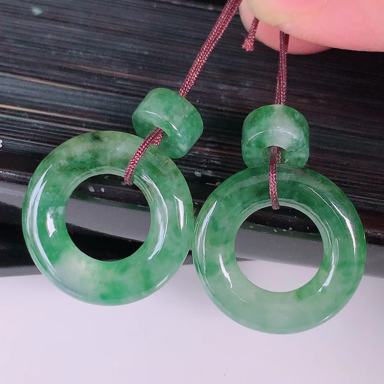 自然光实拍，冰种飘花翡翠一对平安扣耳坠，翠色灵动，玉质细腻，颜色漂亮，品相佳，佩戴佳品！配银线 #163.3平安扣尺寸17-3mm