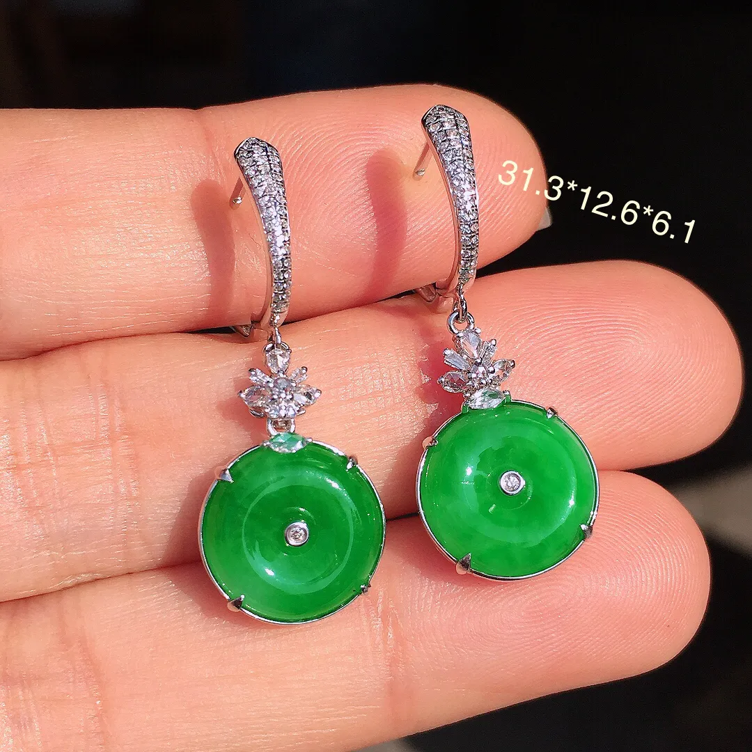 阳绿平安扣耳坠，色泽均匀艳丽，玉质细腻，荧光感超
强，饱满圆润，尽显优雅气质，18k
金豪华镶嵌