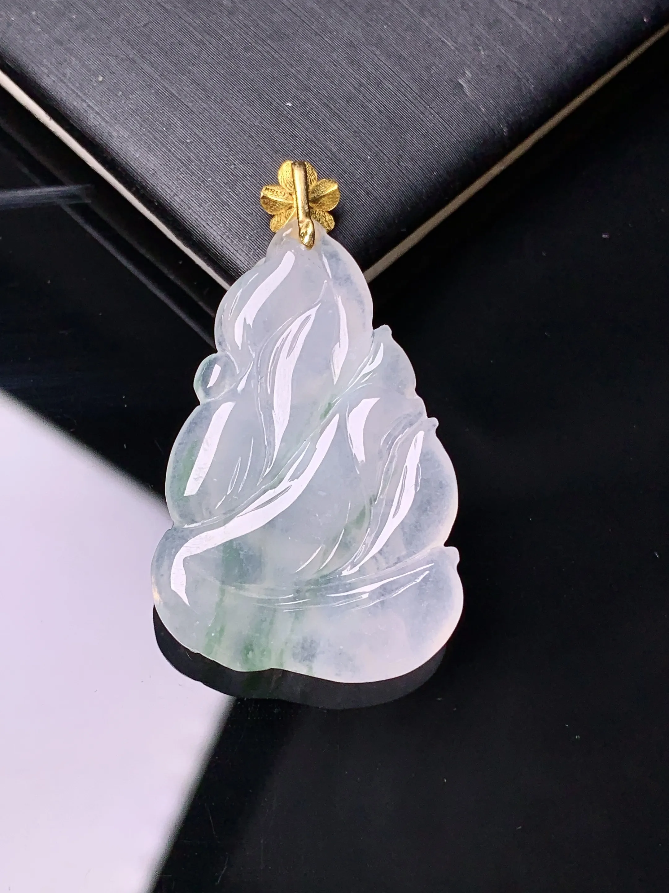 18金钻镶嵌冰种飘绿九尾狐吊坠 玉质细腻 色泽清新艳丽 整体尺寸36.5*20.5*4.8