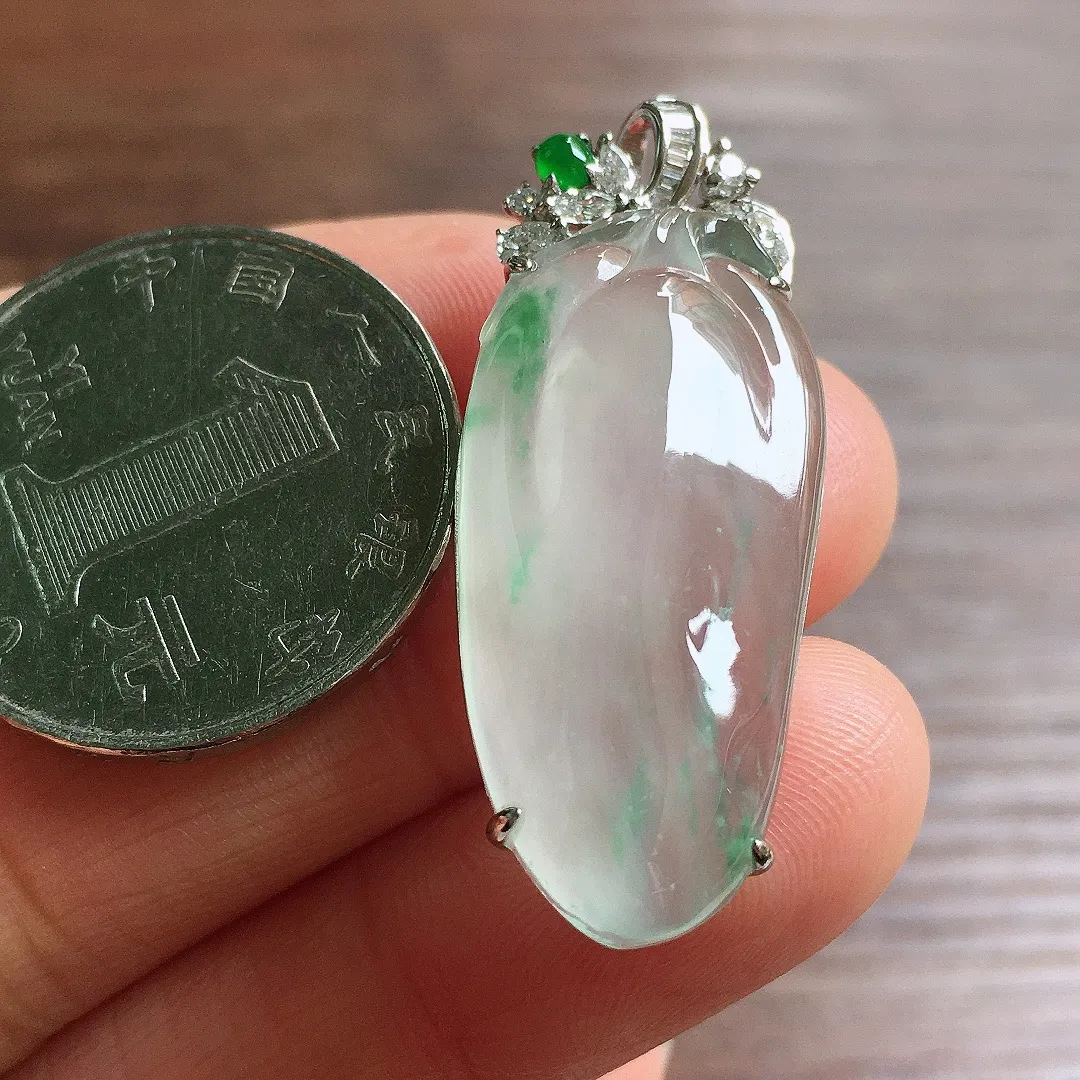 冰飘花福瓜吊坠，18k金镶嵌，冰润饱满，玉质细腻，种水足，Jj 尺寸37.6*15*7.7