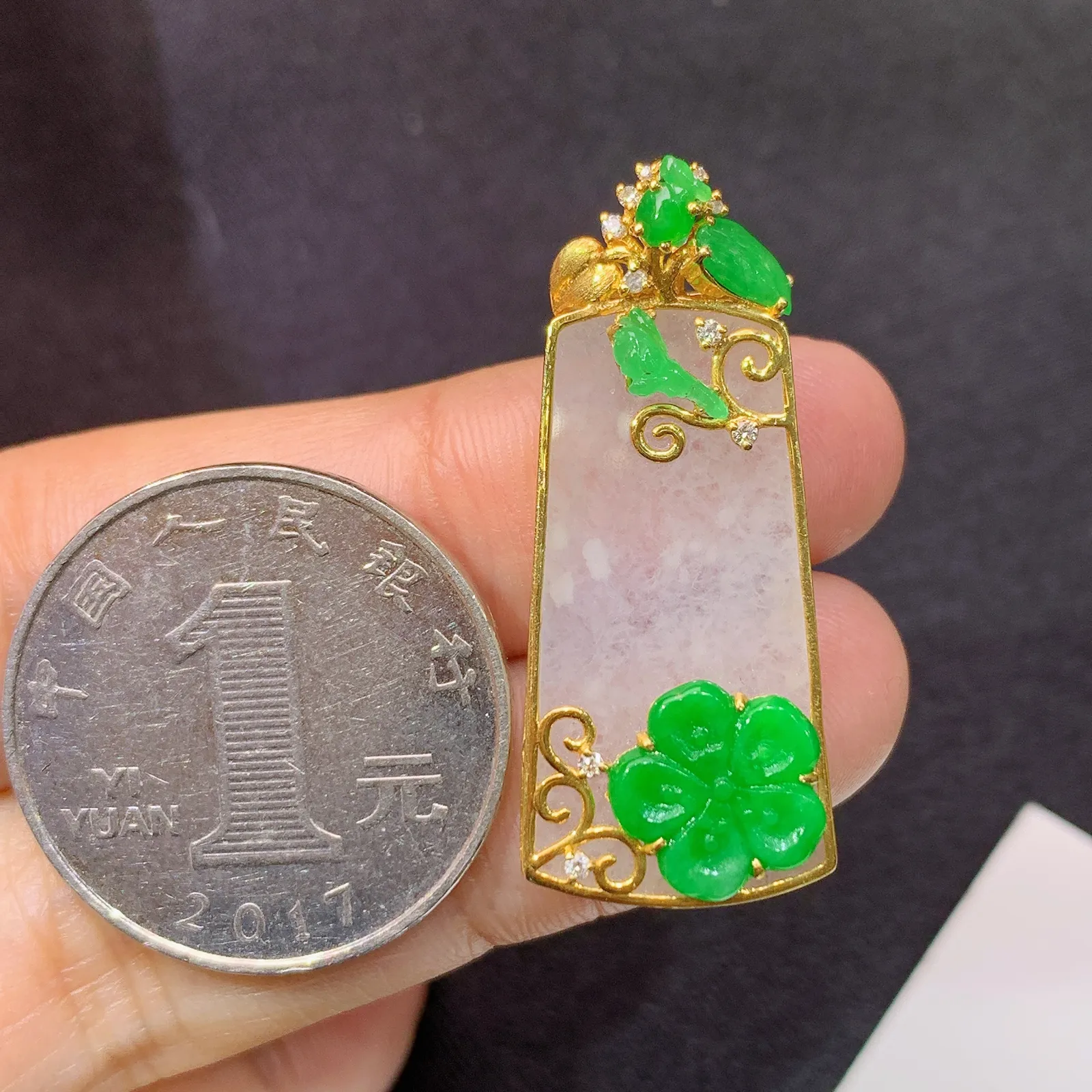 冰种无事牌吊坠，18k金镶嵌，冰润细腻，种水足，Hl 尺寸34.7*14.5*4.1