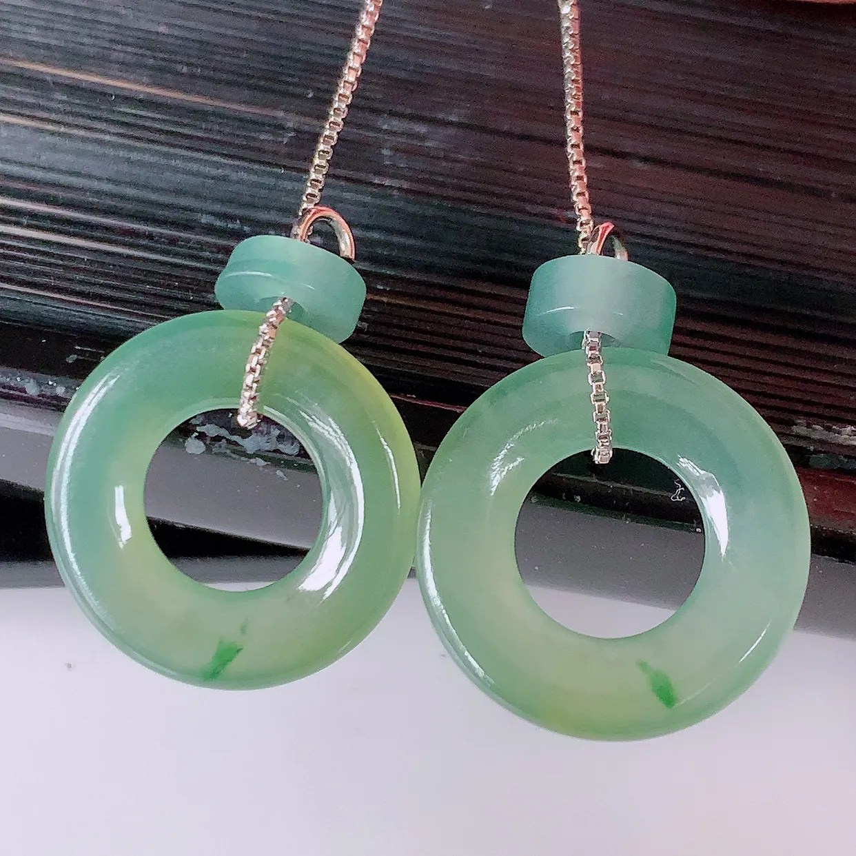 自然光实拍，冰种黄加绿翡翠一对平安扣耳坠，翠色灵动，玉质细腻，颜色漂亮，品相佳，佩戴佳品！配银线 #